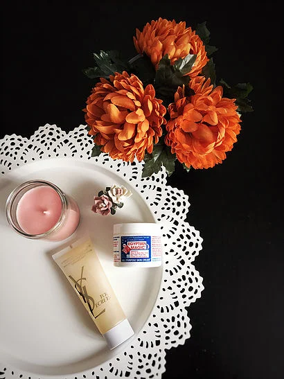 Then I’m gently exfoliating my face with a natural exfoliator (granule-free) by Yves Saint Laurent beauty.