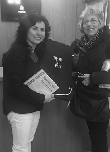 Nadia Baiesi consegna l'opera "Trame di Pace" al Direttore del Museo della Pace di Guernika