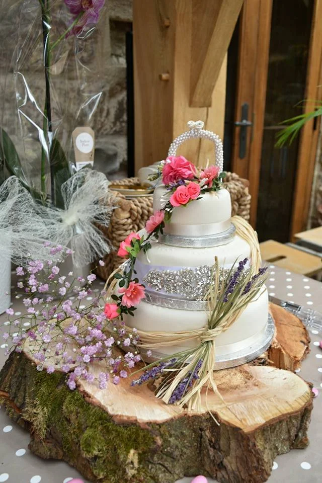 Relaxed wedding party at Mill End Mitcheldean