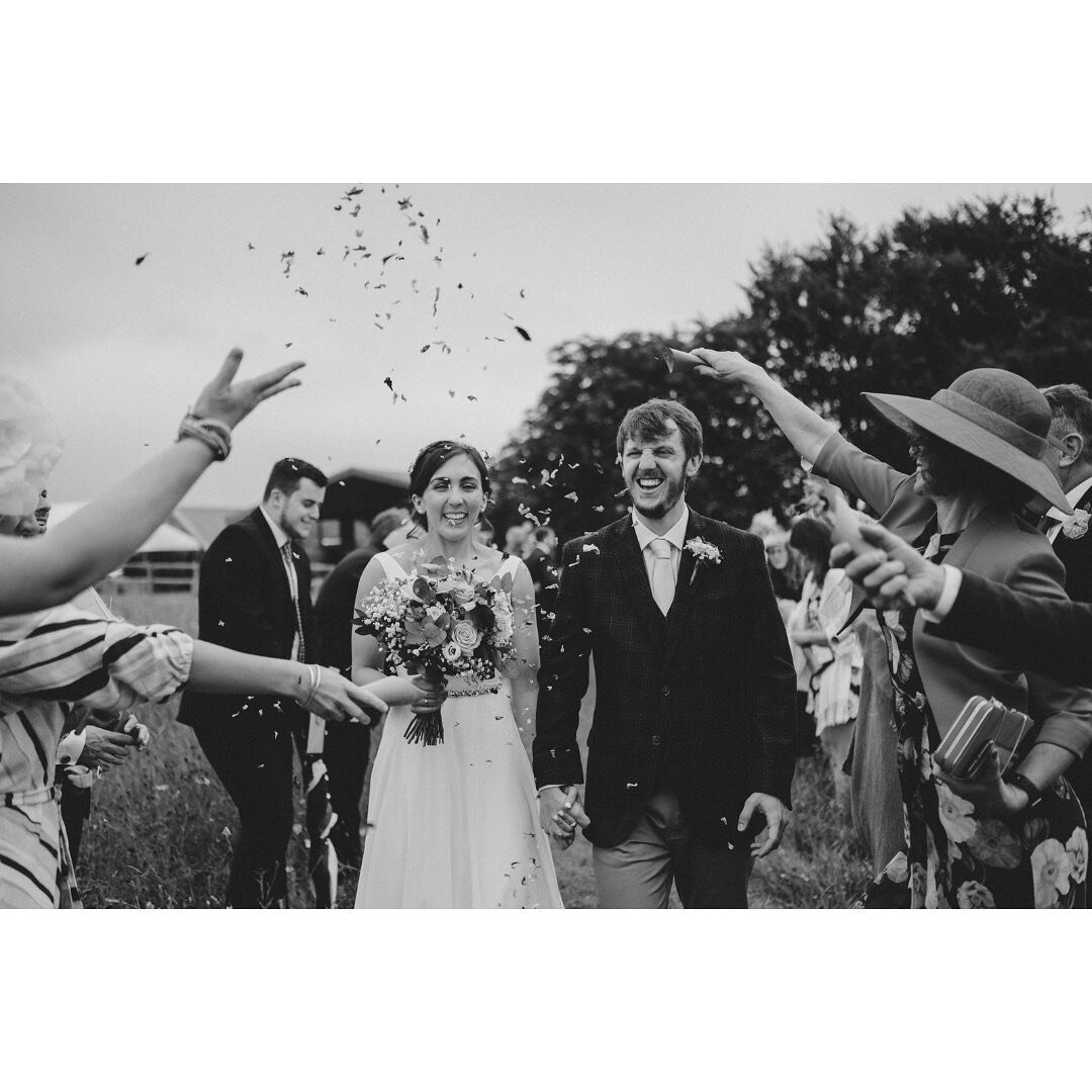 🎉 😄
.
.
.
#wellingtonbarn #wellingtonbarnwedding #confettishot #wiltshirewedding #wiltshireweddingvenue #weddingphotography #weddingdress #weddinginspiration