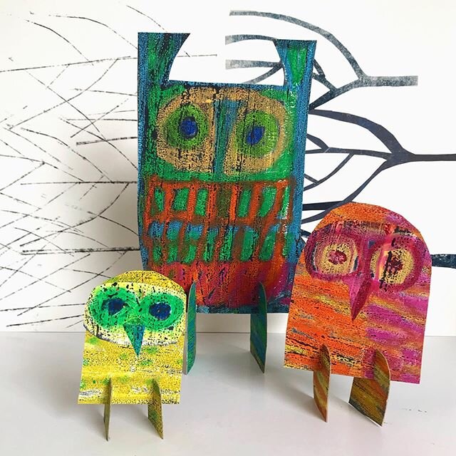 Little stand up owls using wax resist textures. I have a tutorial for making these textures on my website, if you fancy having a go! #collage #waxresist #texture #markmaking #owl #owls