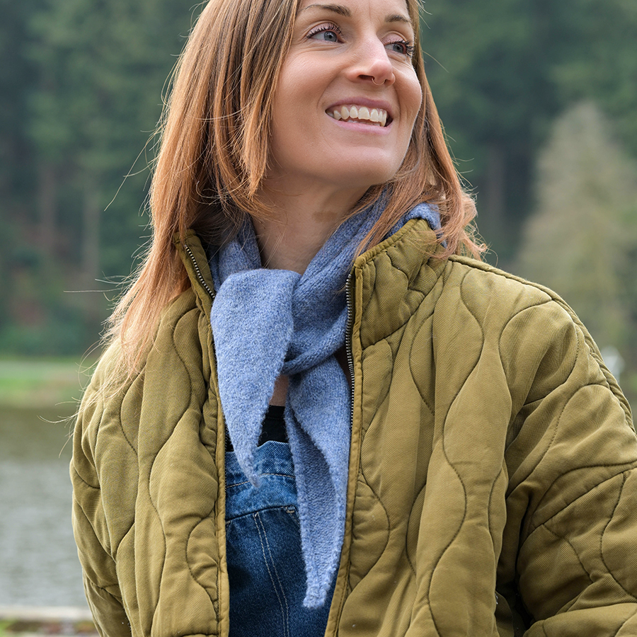 blue_triangle_scarf_1.png
