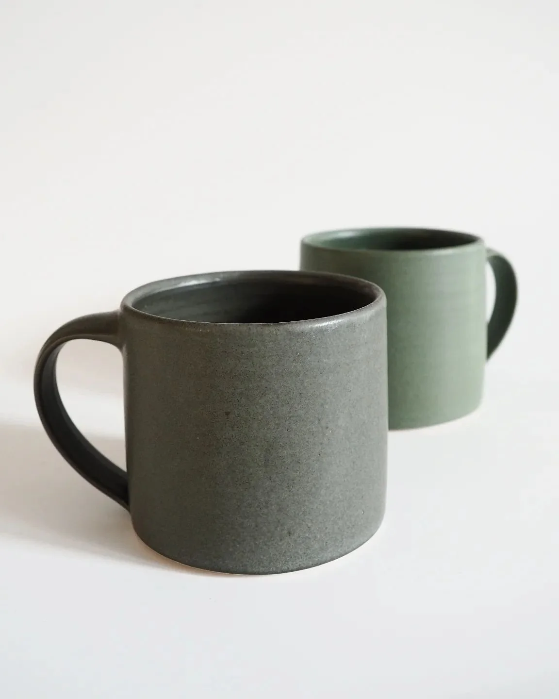 A pairing of charcoal and dark green glazed mugs I have made for my next show @wonderworkscontemporarycraft at the end of the month! 

#Chagford #Dartmoor #shophandmade #ukmakers #pottery #handmademugsarethebest