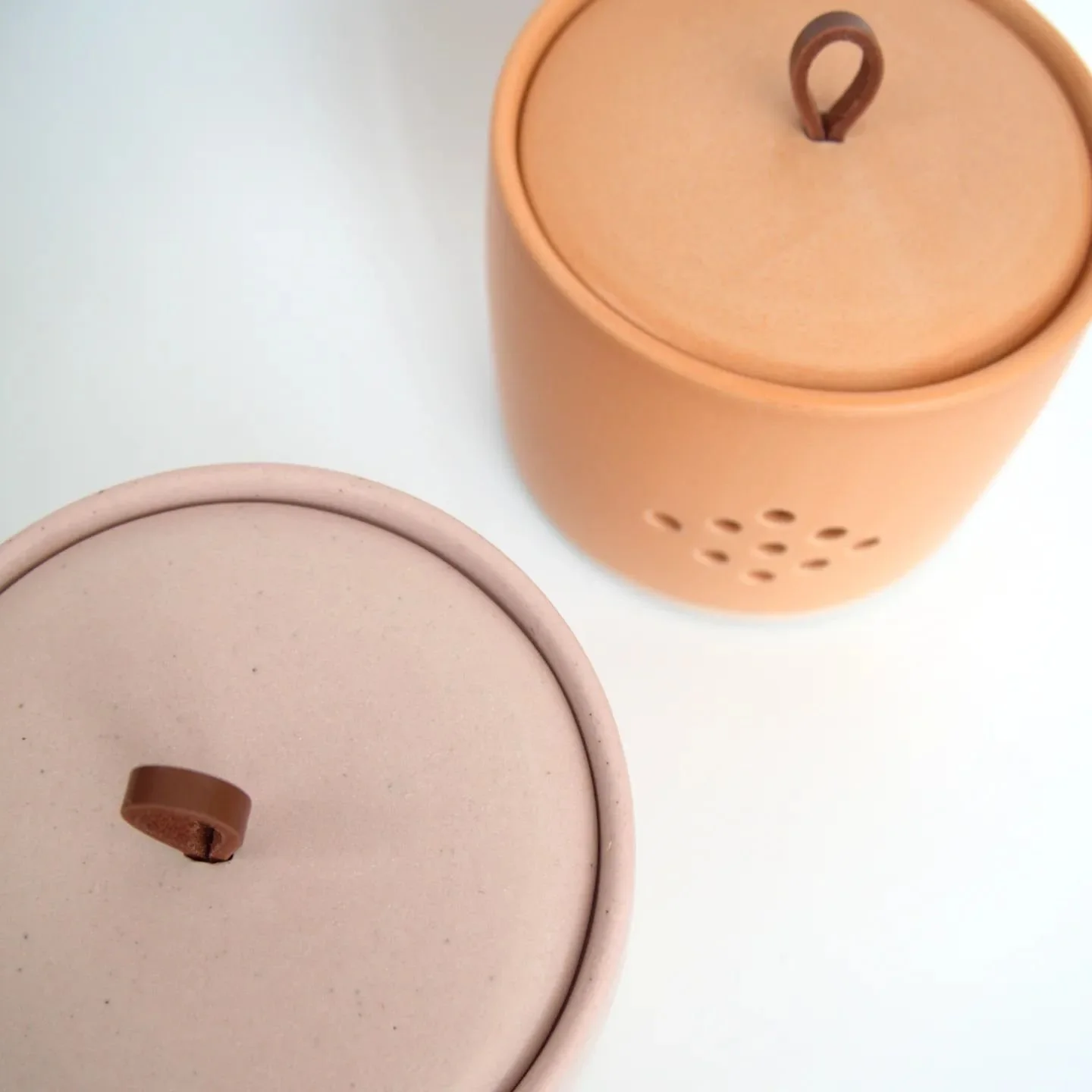 Pink and orange leather loop garlic pots that I made this month, bringing some sunshine on a gloomy day!

#instapottery #buyhandmade #slowlife #potter #claylife #tableware #bespokekitchen #foodstyling #garlic #minimal #cleanlines #clay #contemporaryc