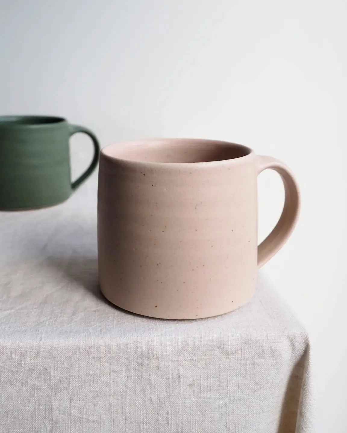 Friday and I made it into the studio! It has been a week - snow, a poorly little one and packing commissions! 

#studiopottery #handmademugsarethebest
#thrownmugs #simplelivinglifestyle
#clay #ceramics #handmadeuk