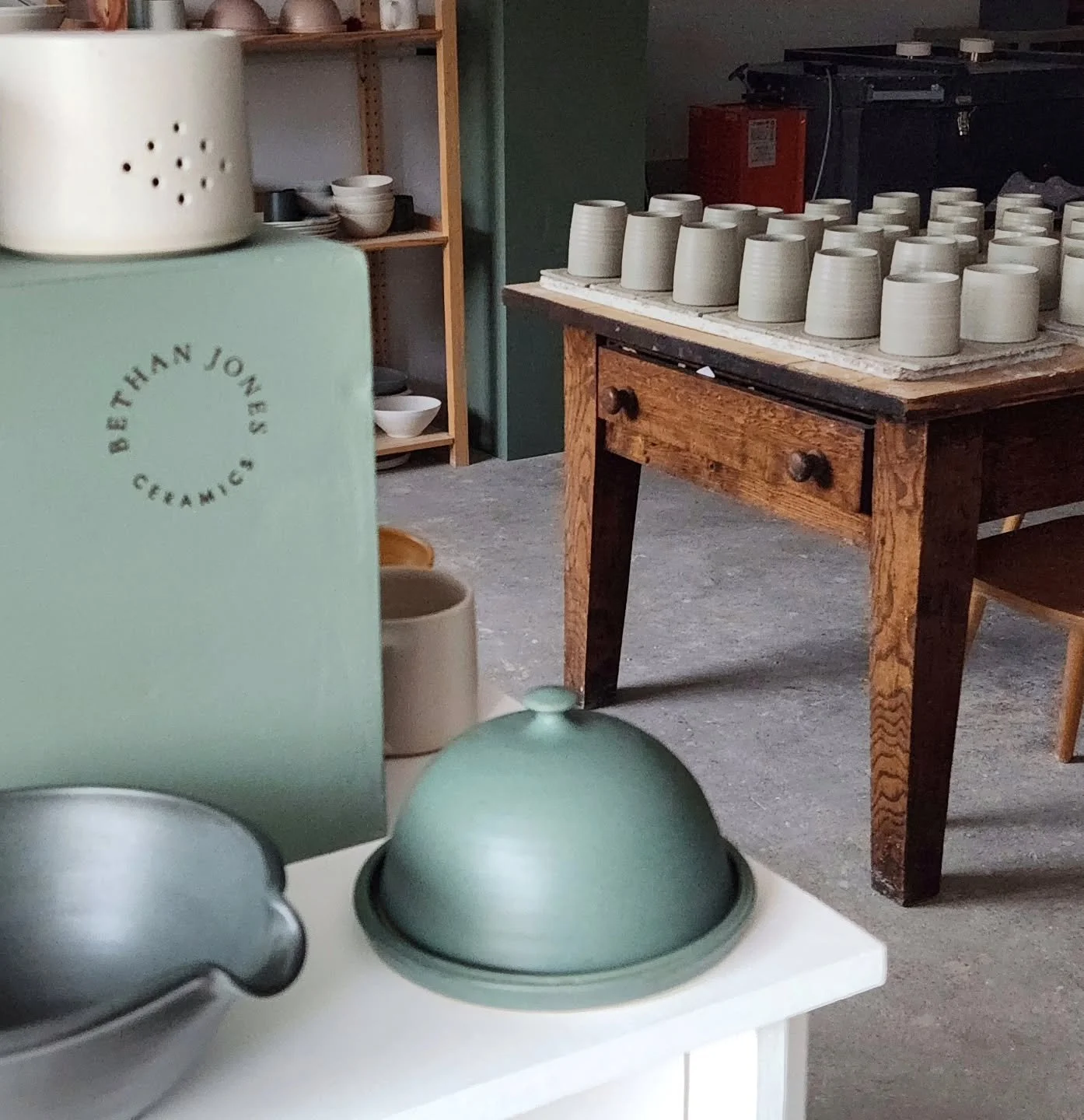 It's been another day of throwing mugs on the wheel with the headphones on listening to an audio book. So relaxing!

#instapottery #potterystudio #wheelthrownpottery #butterdish