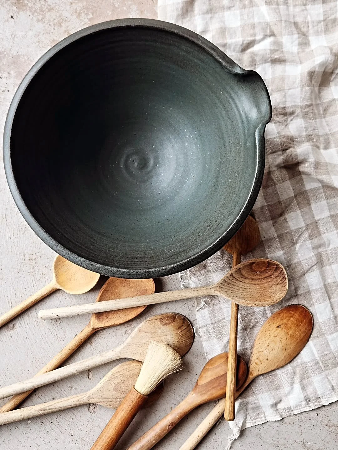 Keeping it simple - this is one of my most used pots in the kitchen. I love making food from a pot that I have also made, I feel doubly wholesome!!

#handmadeceramics #slowliving #kitchenritual #makersgonnamake #artisanmade