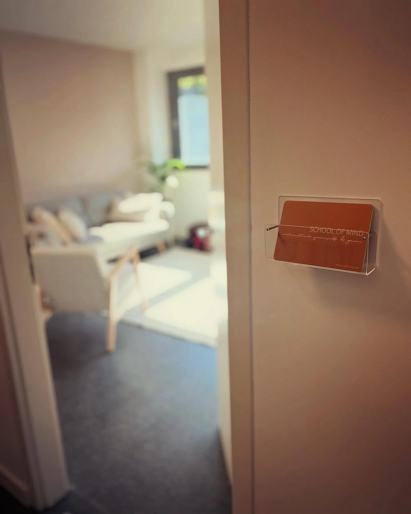 Nehmt Platz, lauft herum, legt euch ab &hellip; lasst K&ouml;rper und Geist ankommen und schaut, was sich dabei zeigt. Im neuen Zuhause von @school.of.mind - Ganzheitliche Psychotherapie und K&ouml;rperarbeit im neuen #Praxiskollektiv im @westwerk.le