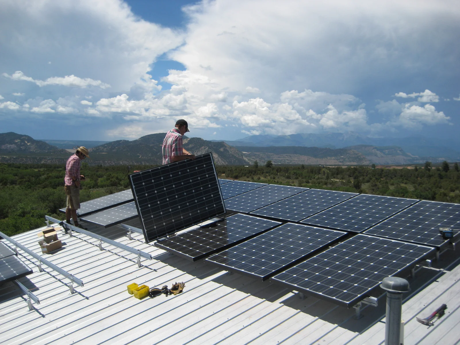 banner_solar_install_mtns.jpg