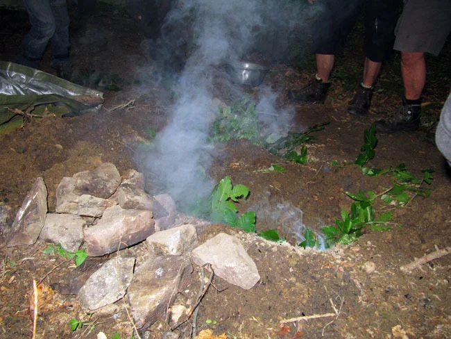 Behelfsofen bei der Arbeit (Survivaltraining 2011)