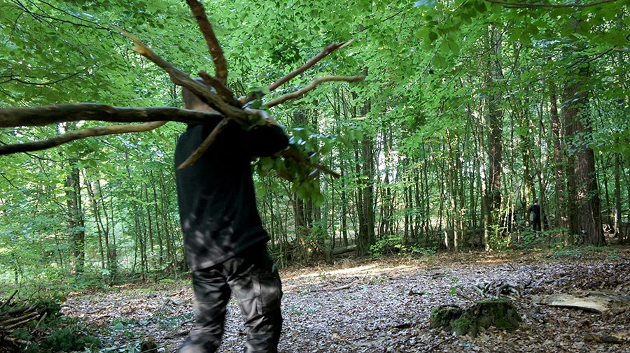 Bau von Survival Unterkünften