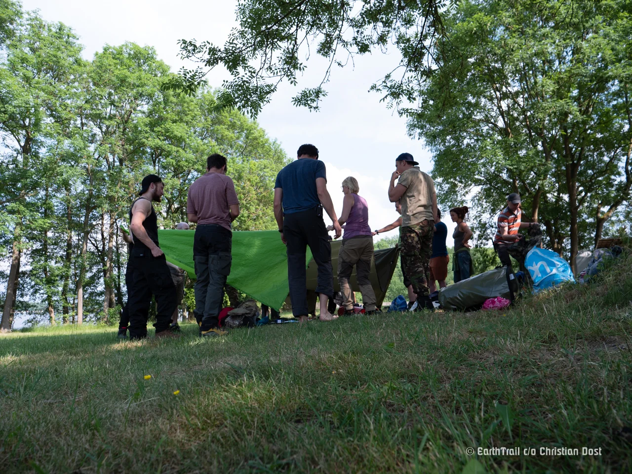 Überprüfung des Equipments beim Survival Kurs