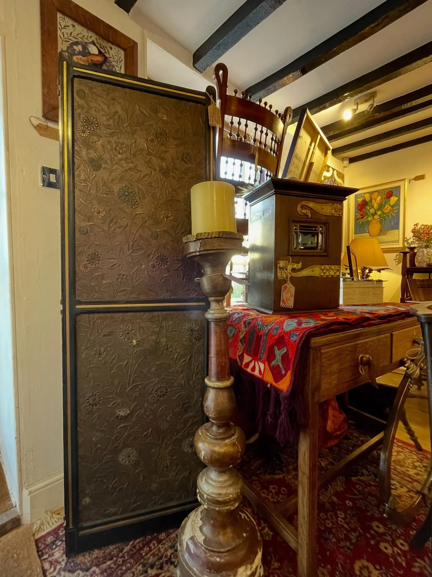 A pleasure to meet Don @artysancotswolds today and admire his treasures.
Brought the folding screen home with us - Aesthetic Movement era c.1880s complete with original Lincrusta-Walton pattern no.121 on one side, which was designed by Dr Christopher