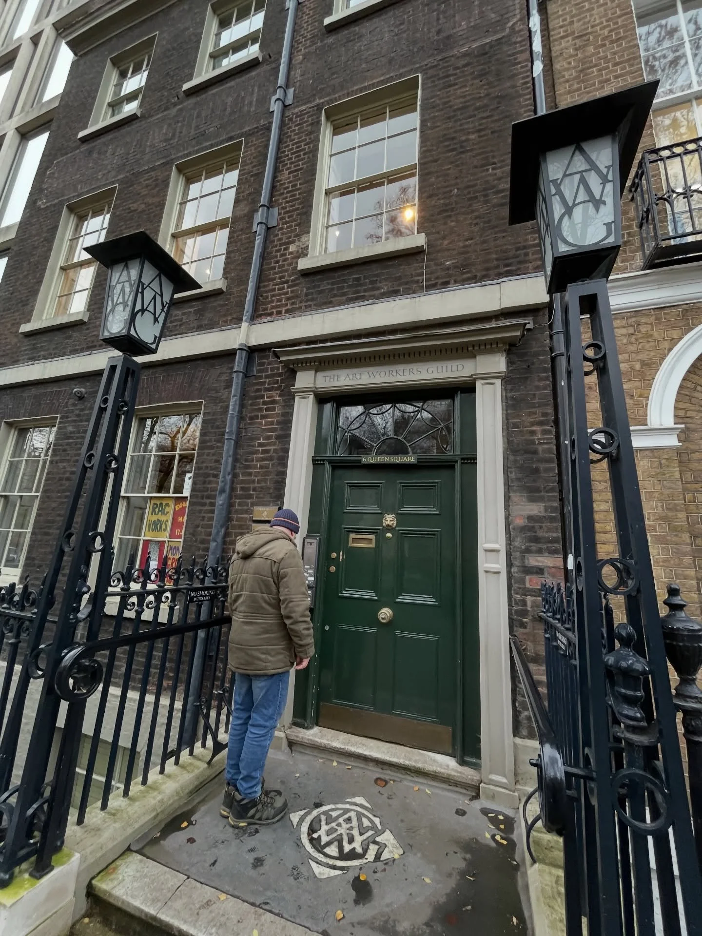 A visit to the ArtWorkers Guild for the @wallpaperhistsoc annual Christmas lecture today.
Good to catch up with friends old and new, including fellow Lincrusta restorers George and Mike.

#wallpaperhistory #artworkersguild
