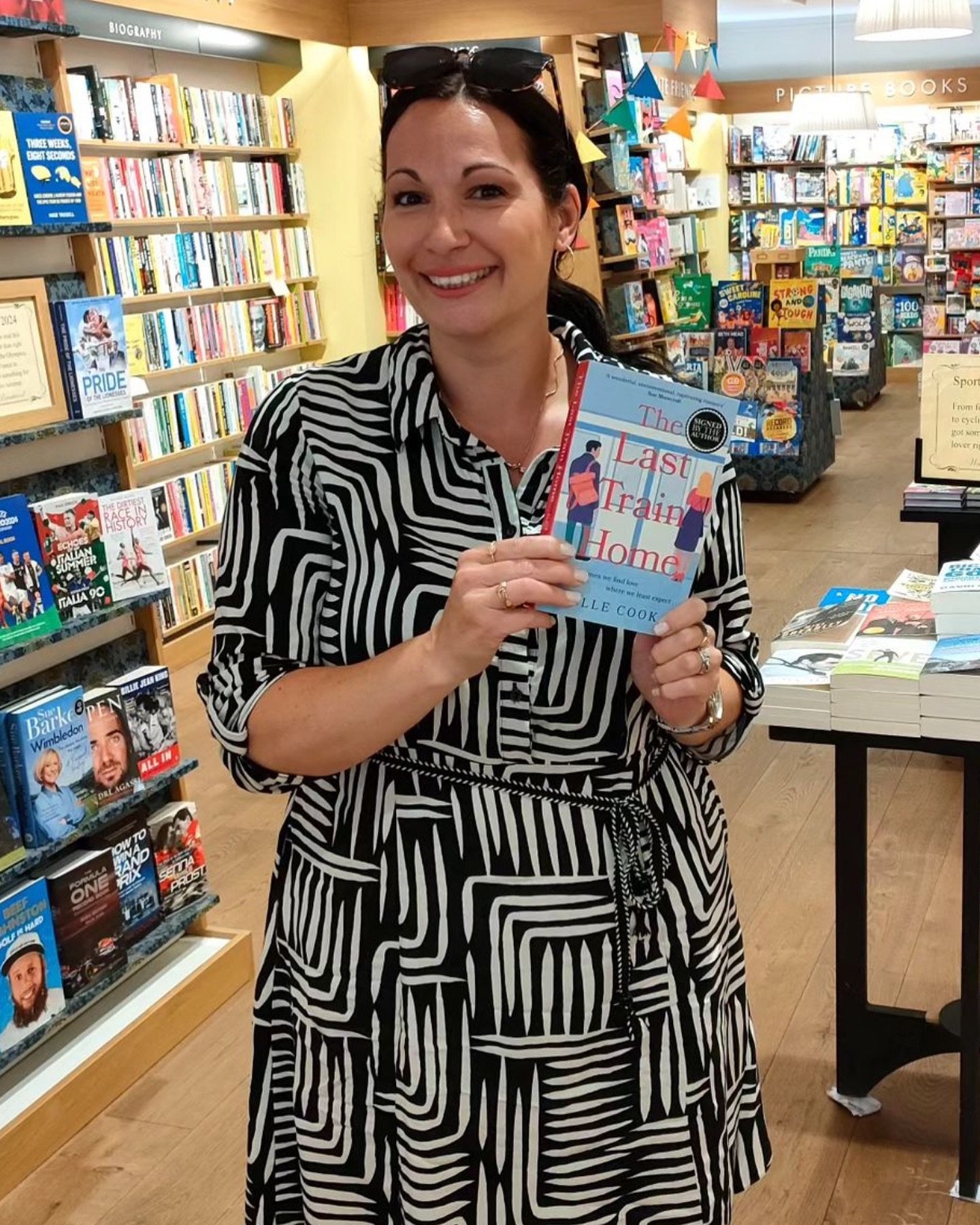 I popped into the super-stocked @waterstonesbrentwood today and found The Last Train Home on the shelf! Now signed, on a table and waiting for a lucky reader. Brill to meet the ace Kay, bookseller extraordinaire and fellow lovely of snazzy sprayed ed
