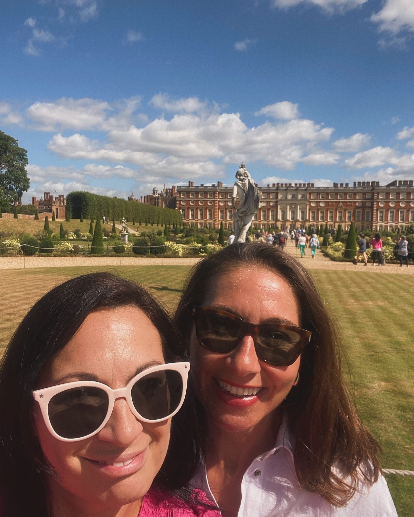 Beaut day with my beaut friend at Hampton Court Flower Festival. Shopping and fizz. Aperol and lunch and a day of lush garden shopping in the sun ☀️ 
@tashaludo