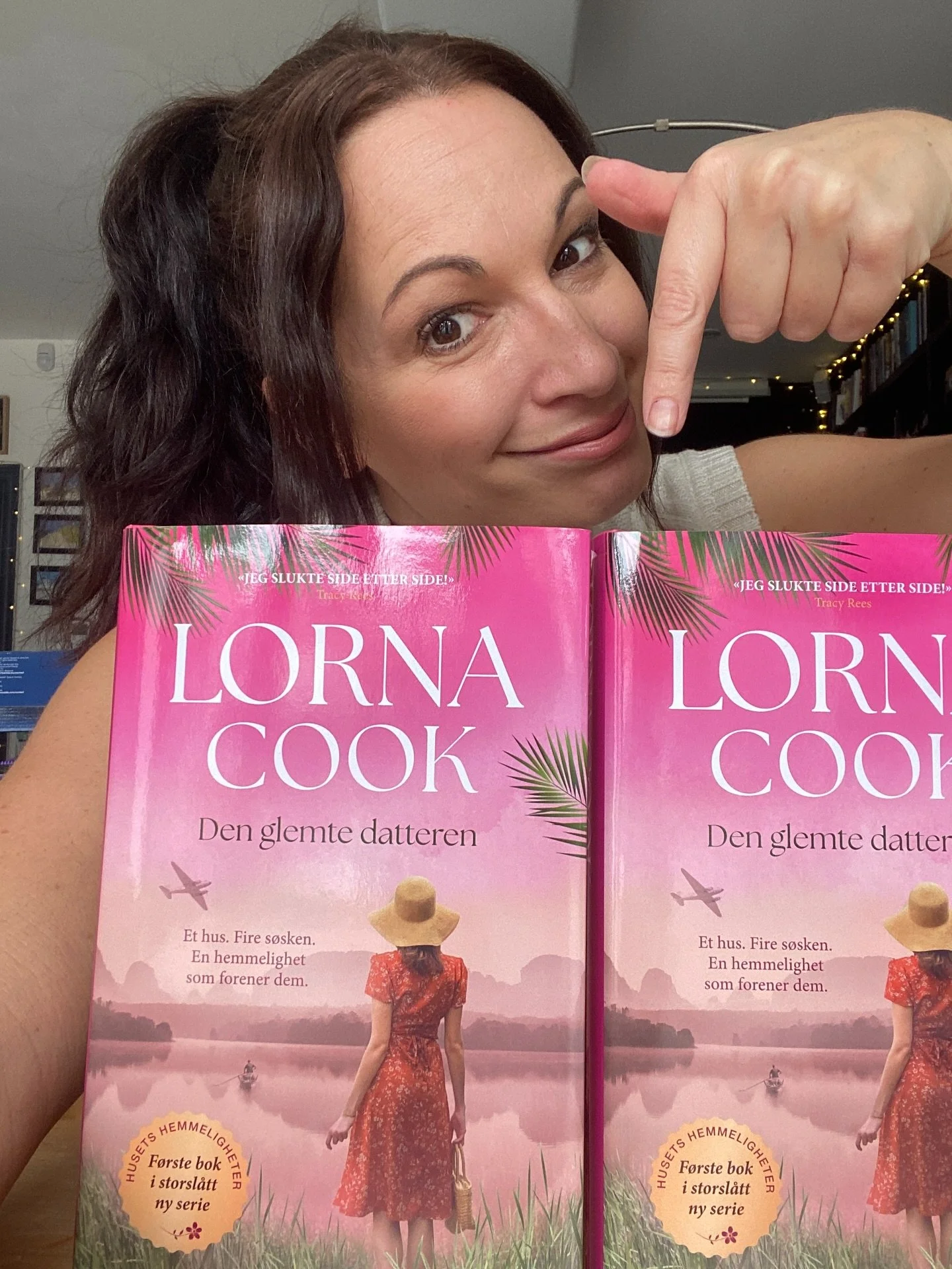 🇳🇴🫶🏻THANK YOU NORWEGIAN READERS! The Distant Daughter (Den Glemte Datteren in Norway) has entered the fiction bestseller chart at number 9 in its first week on sale. Thank you thank you thank you!! And look at that dreamy cover!! 
Book 2 is on it