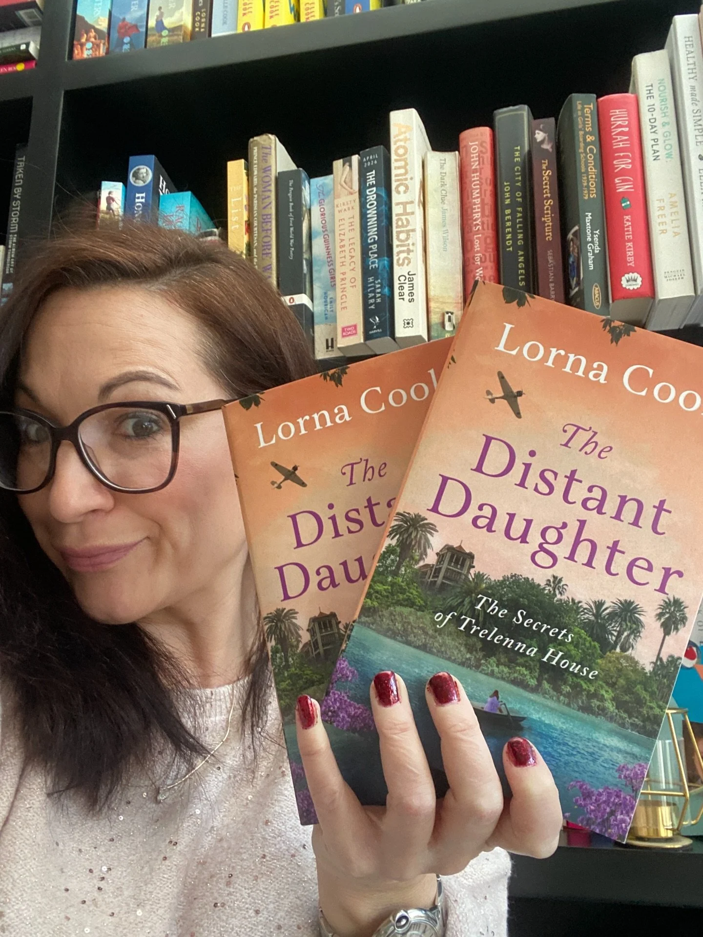 ✨KINDLE DAILY DEAL✨ Today only! Today only! The Distant Daughter is just 99p!! 
(I&rsquo;m currently sitting in Gatwick airport waiting to board so here&rsquo;s a pic I took yesterday looking all calm and prepared. Organised or what?) If you&rsquo;re