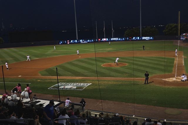 The only way to catch a baseball game right now is under the lights 😅🤩✨
*peep the sleeve* Real Men Wear Pink event with SI Yankees and American Cancer Society last night ⚾️ .
.
.
#makingstridesagainstbreastcancer #realmenwearpink #yankees #pink #b
