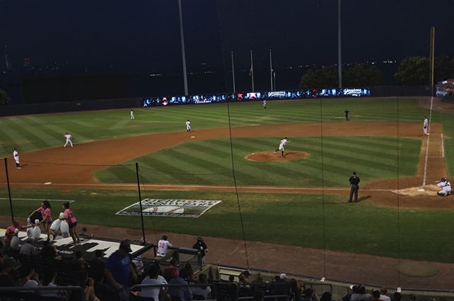 The only way to catch a baseball game right now is under the lights 😅🤩✨
*peep the sleeve* Real Men Wear Pink event with SI Yankees and American Cancer Society last night ⚾️ .
.
.
#makingstridesagainstbreastcancer #realmenwearpink  #yankees #pink #b