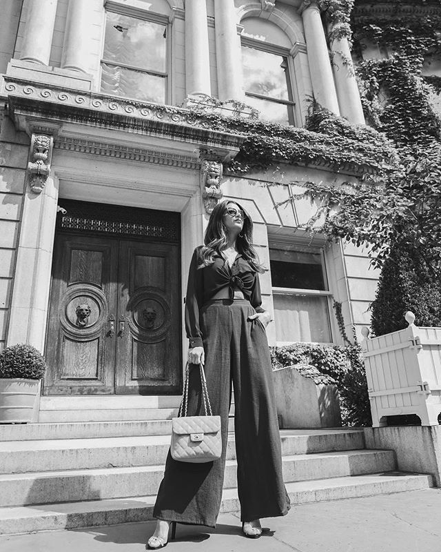 “Every year, the women of New York leave the past behind, and look forward to the future...this is known, as Fashion Week.” Carrie Bradshaw, Sex and the City @karmaforacure @margauxminutolo .
.
.
#happymonday #nyfw #fashionweek #2018 #nyf