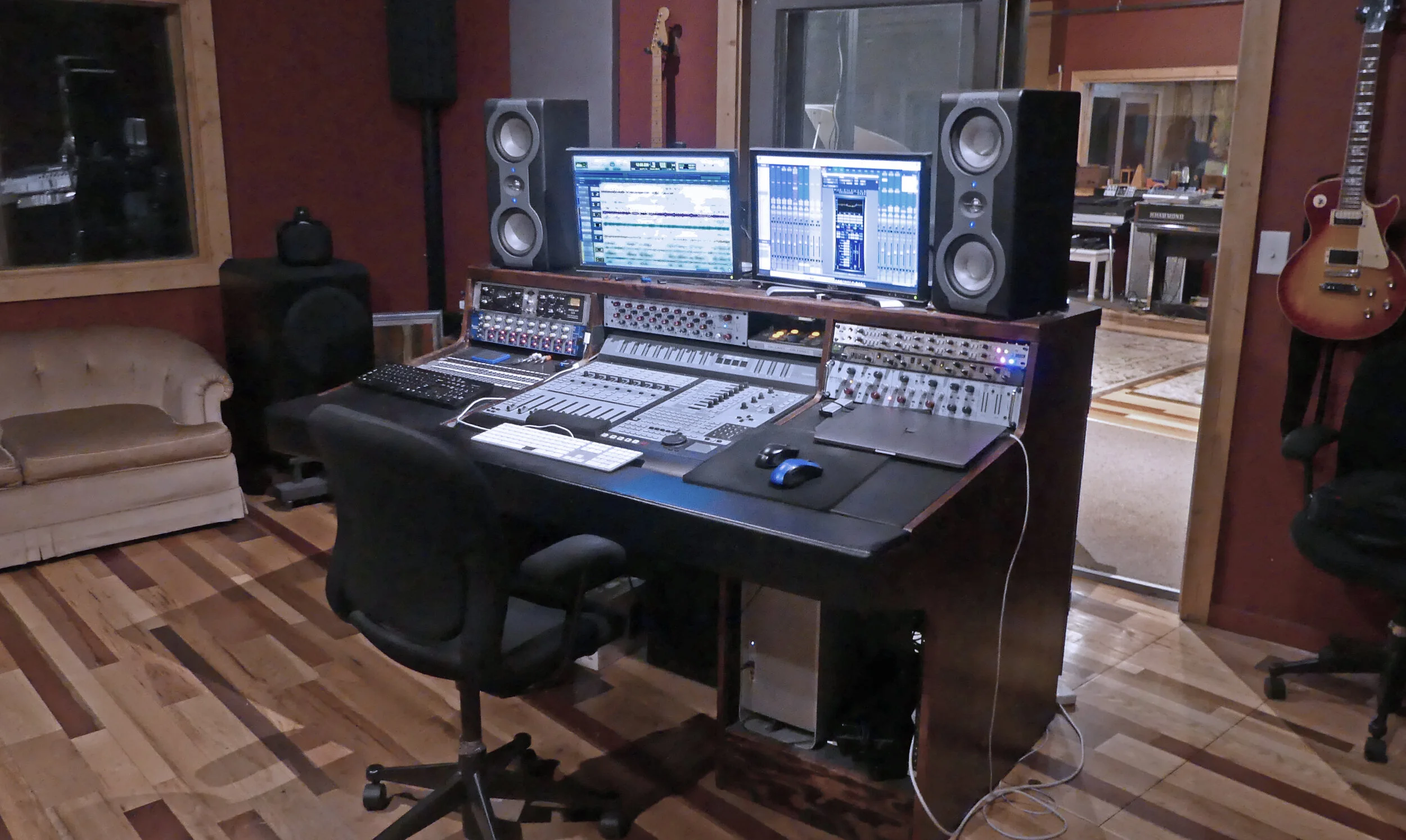Studio B / Mastering Room