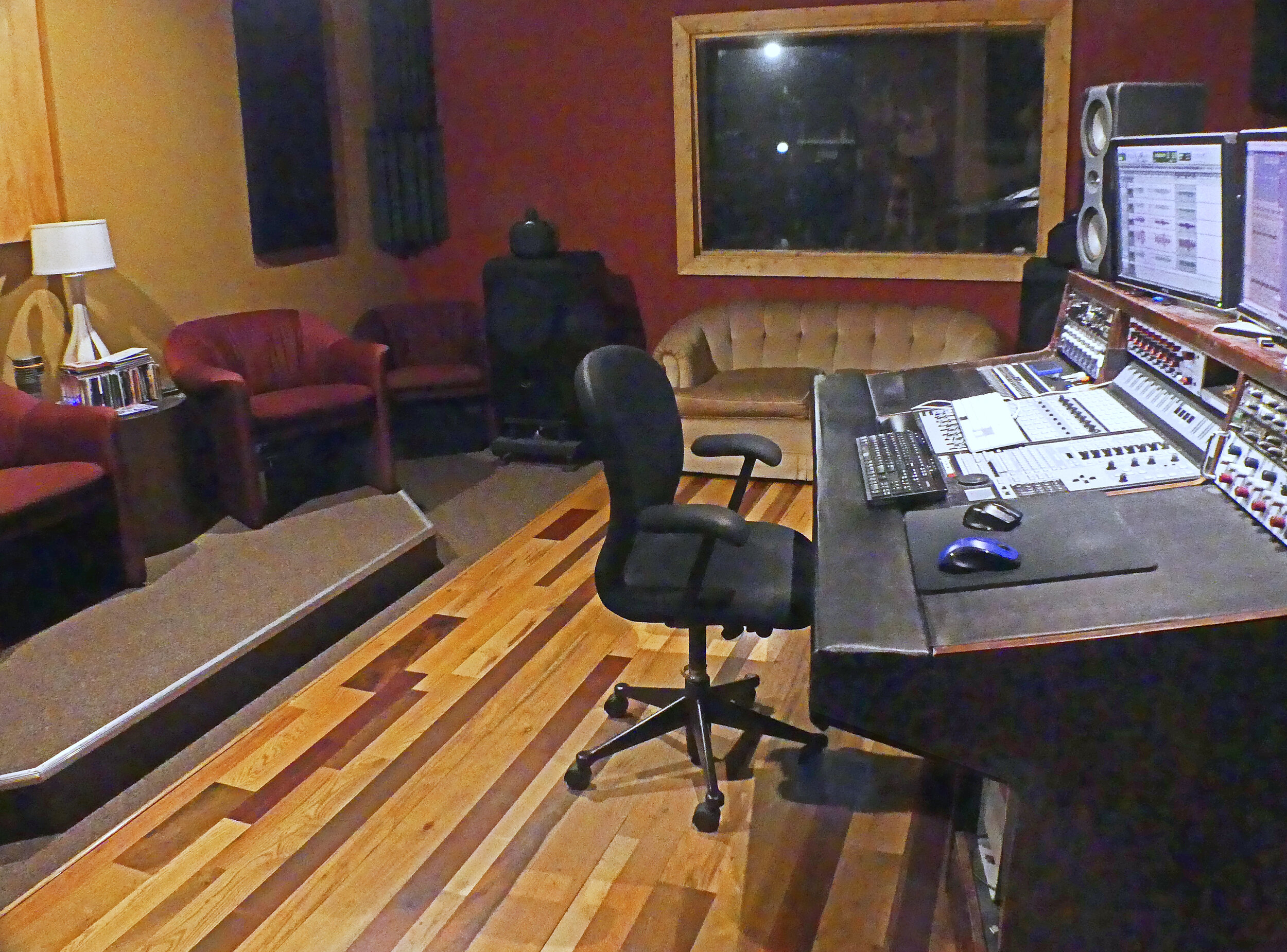 Studio B / Mastering Room