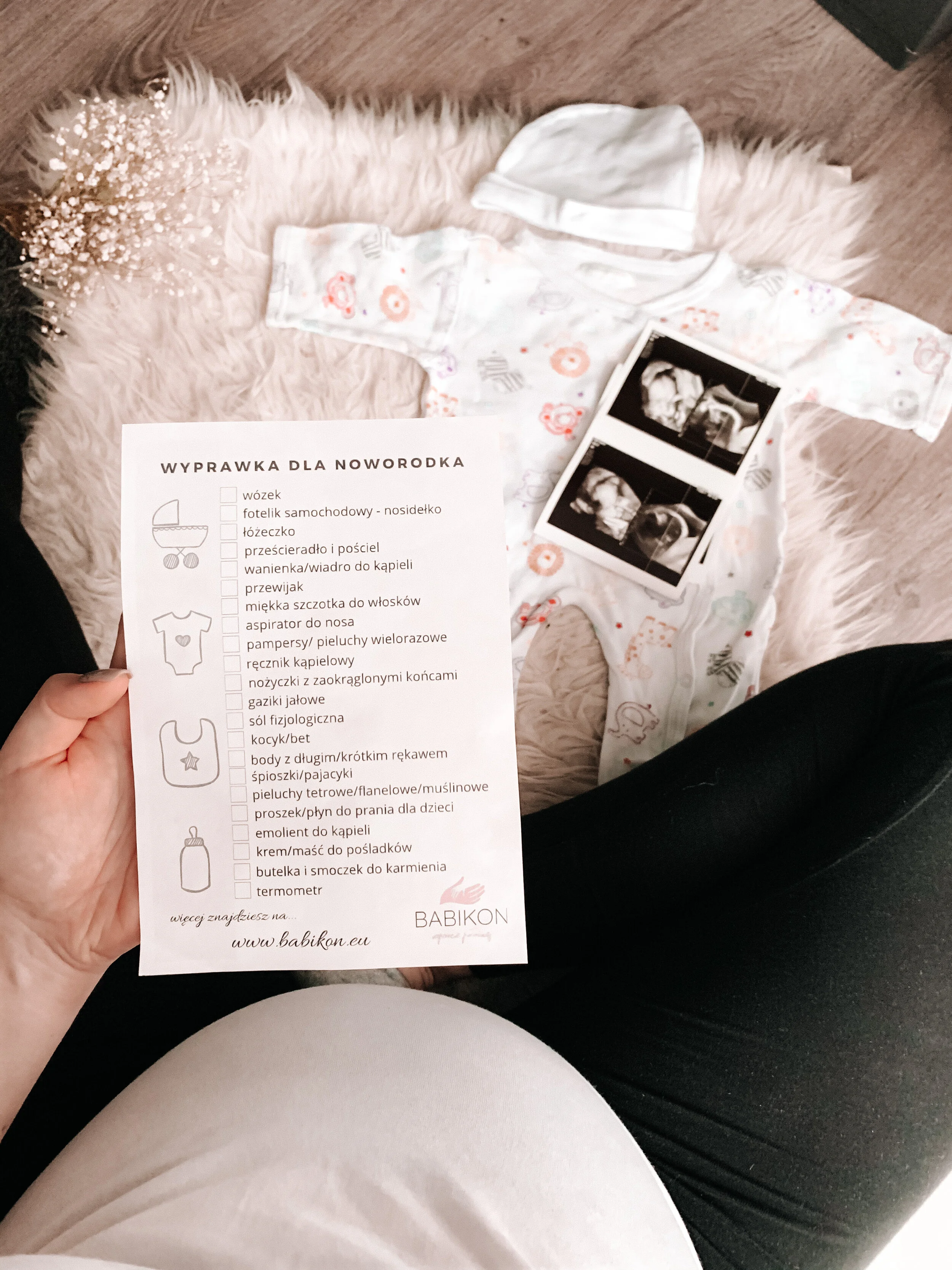 KIEDY ZACZĄĆ KOMPLETOWAĆ WYPRAWKĘ DLA NOWORODKA? - LISTA DO POBRANIA
