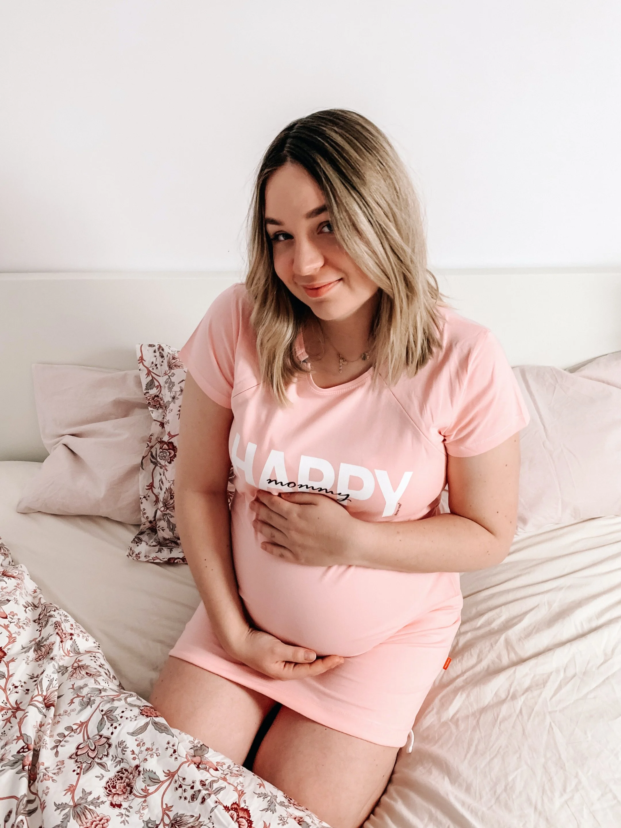 JAKĄ WYBRAĆ KOSZULE DO PORODU I KARMIENIA PIERSIĄ? 