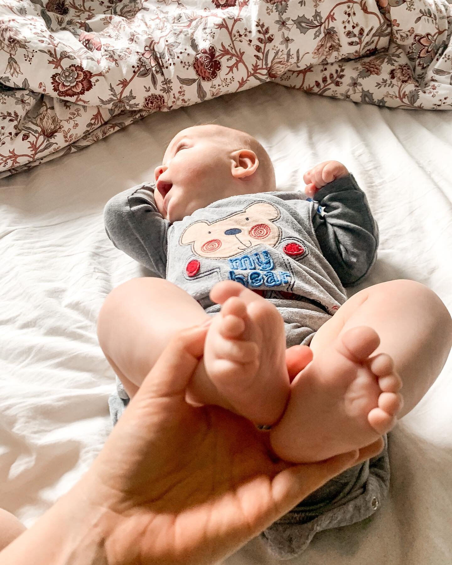 Pielęgnacja paznokci ⭐️

Paznokcie u niemowląt są cienkie i niekiedy ostre. Pierwsze obcinanie paznokci wykonujemy będąc już w domu, aby uniknąć możliwości zakażenia szpitalnymi zarazkami. 
▫️Do pielęgnacji paznokci należy używać nożyczek z zaokrąglo