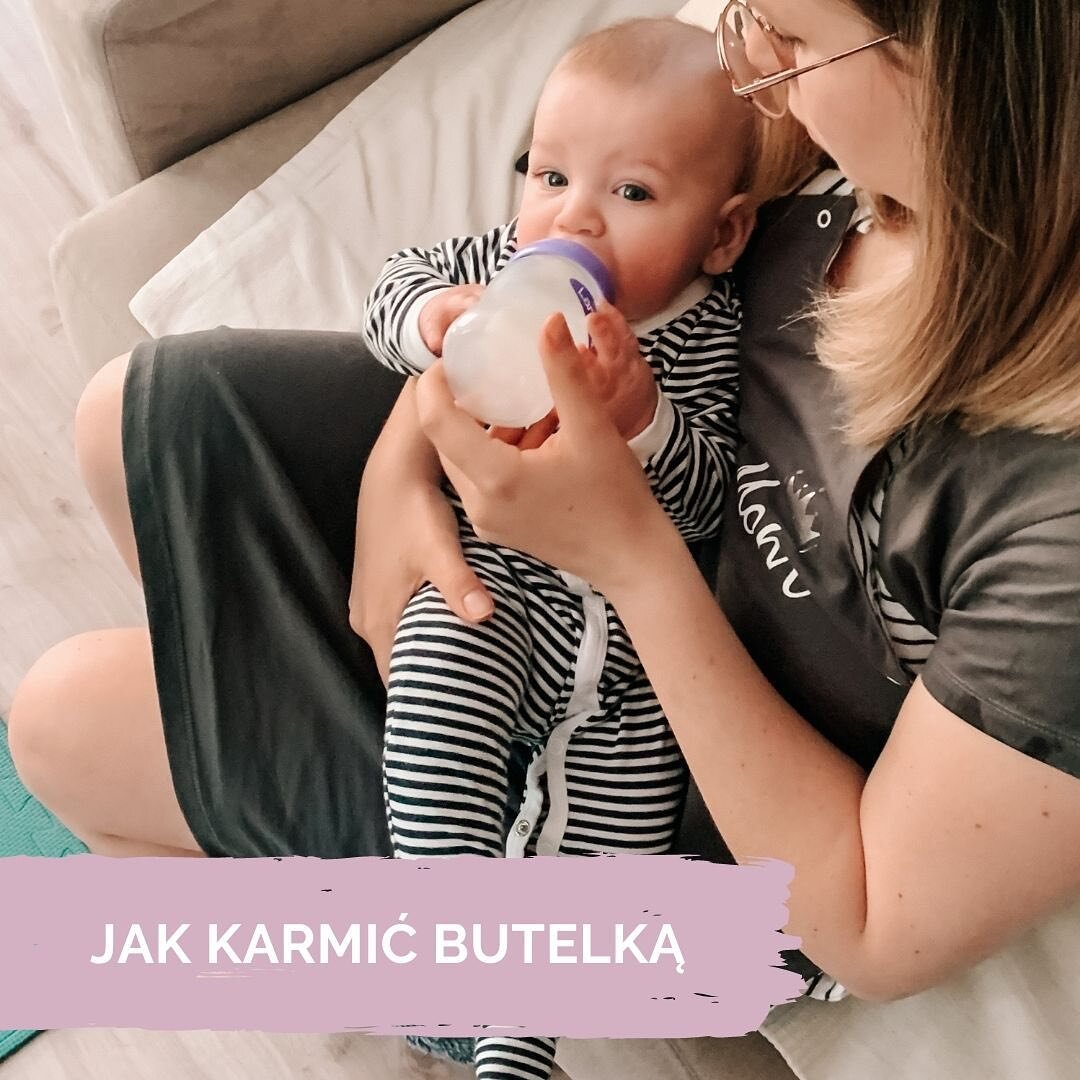 Jak karmić butelką? Poniżej kilka zasad, a przesuwając zdjęcie w lewo zobaczysz 3 proponowane pozycje do karmienia ❤️

1. Klasyczna - pupa znajduje się na nogach, tuł&oacute;w i głowa podparta. N&oacute;żki są ugięte.
2. Tyłem do rodzica. Dziecko leż