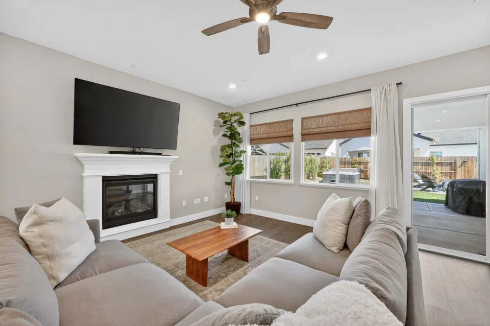 3008 Hemet Way-23.jpg