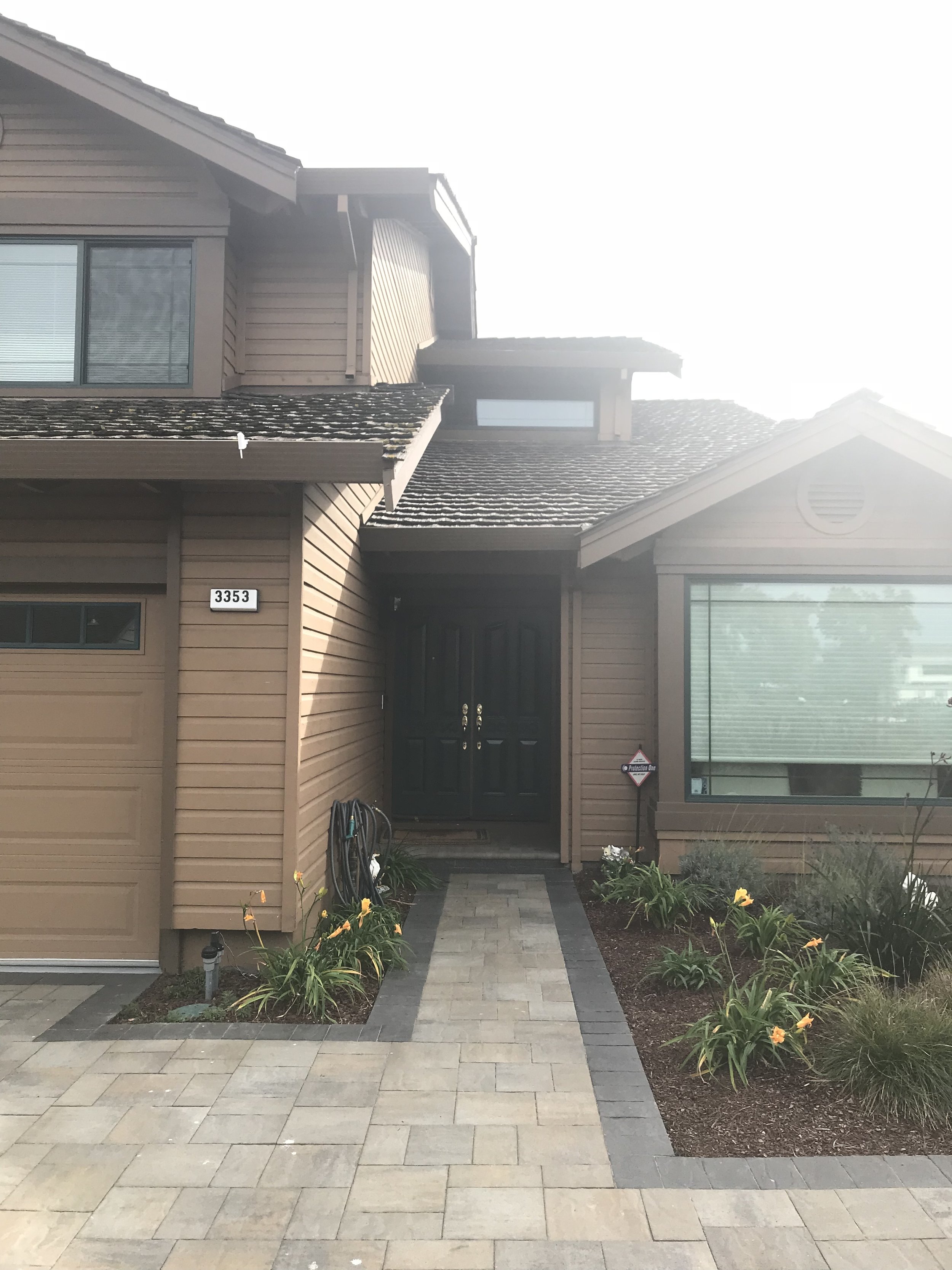 Belgard Avalon Slate Pavers with Victorian Field and Dark Charcoal Border