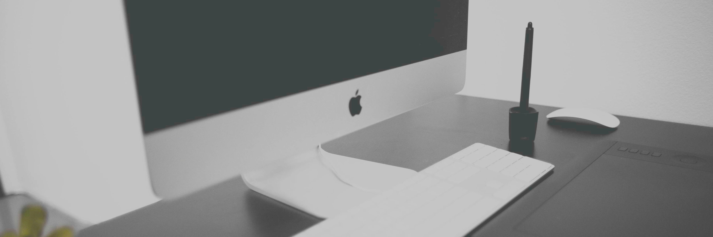 Desk+with+iMac+and+keyboard.jpg