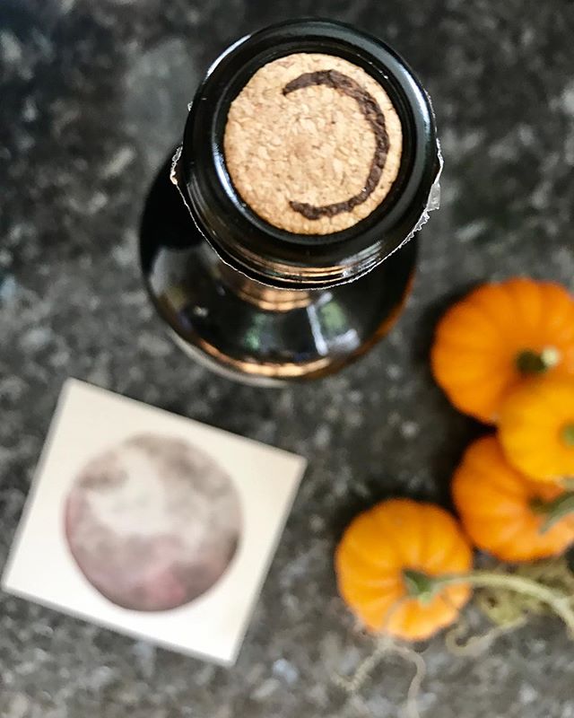 A little bit over a week into October and we've already got Halloween on our minds 🎃
📷: @thekirstyfiles - - - - 
#radiuswine #wine #vinetobottle #fullcircle #washingtonwine #wawine #welcometowashington #winestagram #winetime #fall #autumn #pumpkin 