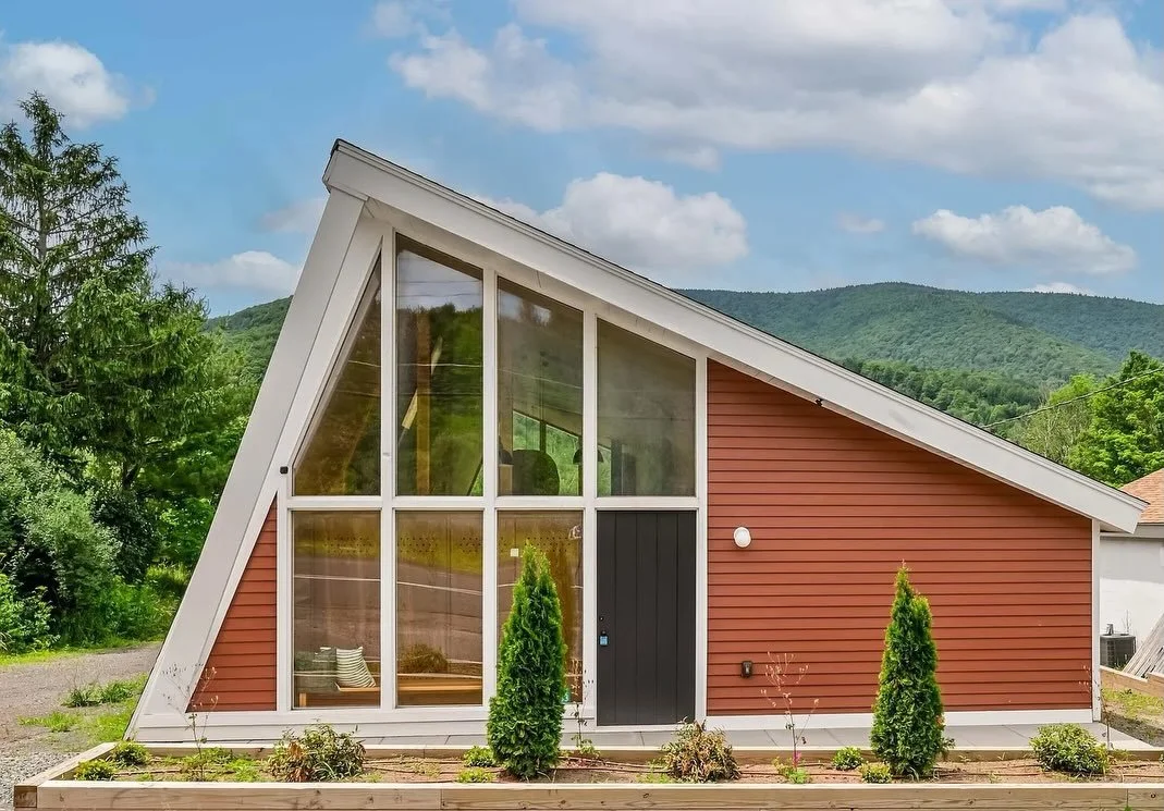 We just listed Rocco&rsquo;s Modern Ski Chalet on @airbnb📣! Just a one-minute drive to the entrance on Hunter Mountain⛷️. A 3 bedroom 2 bath haven perfect for skiers with ample ski and gear storage, an indoor cedar sauna, breathtaking mountain views