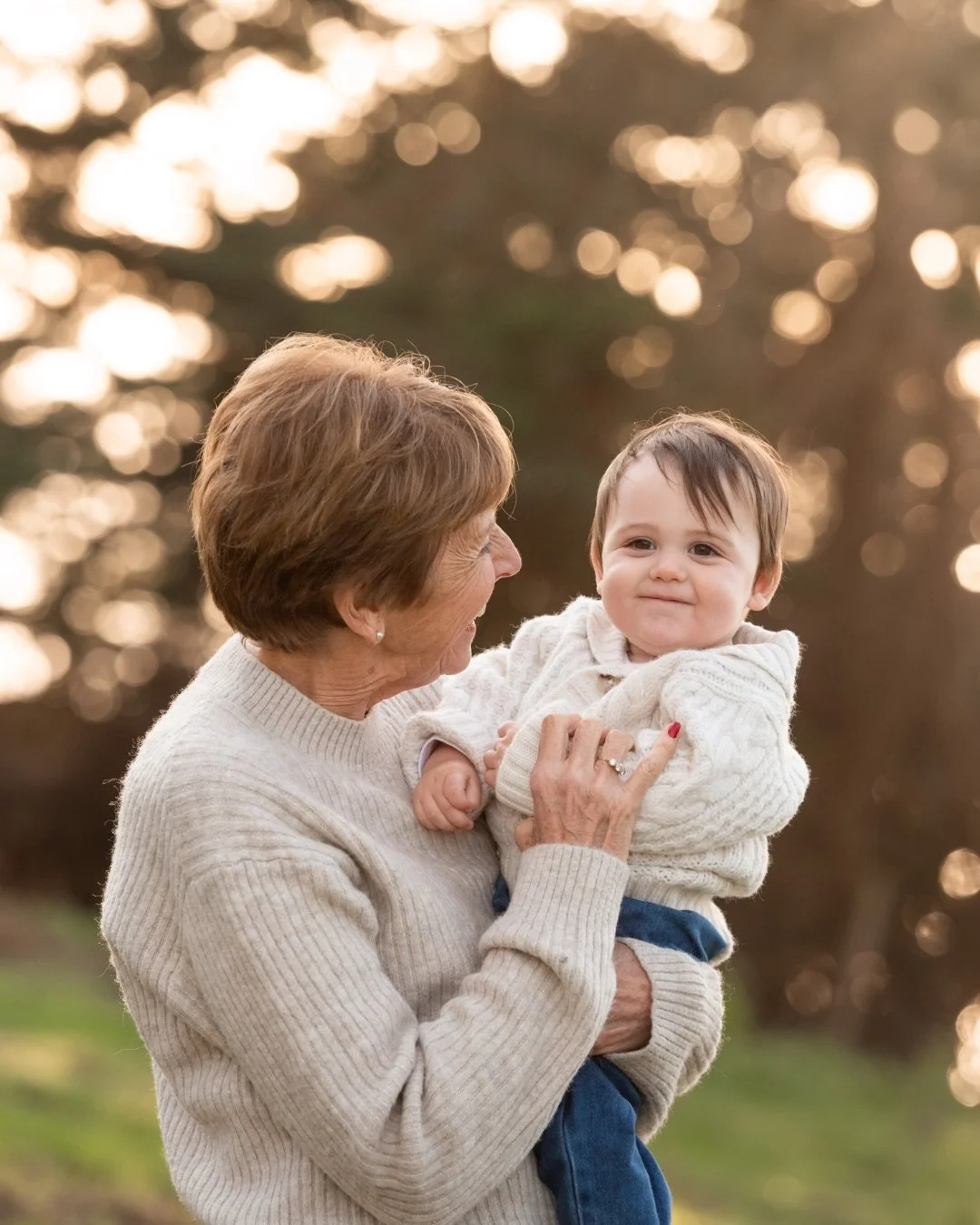 One of the biggest worries families have about extended family sessions is this:

&lsquo;How do you photograph that many people without it feeling stressful?&rsquo;

The answer is simple &hellip; I don&rsquo;t try to control every second.

I keep thi