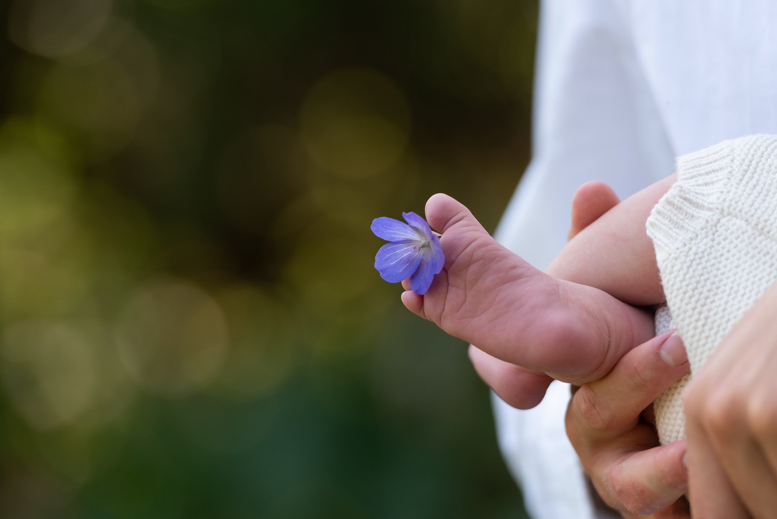 The sweetest little details on this newborn photoshoot, for a mother who loves pottering in the garden. 

If you have a baby due in November or December, this is your nudge to reach out and DM me, as I have a few weekday sessions left.