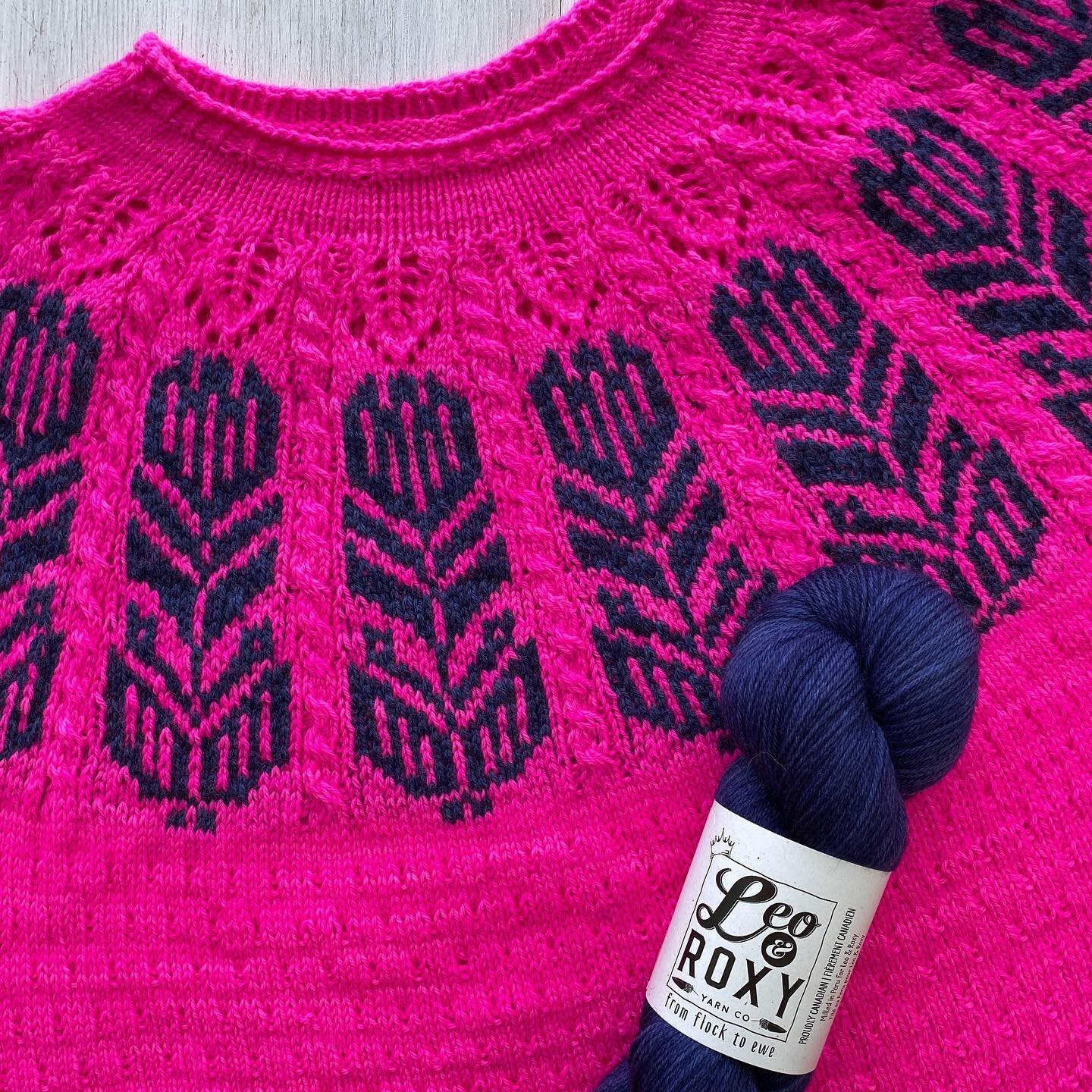 I think everyone should have a sweater made with Pink Flamenco! 

Pattern: Misurina @boylandknitworks 
Yarn: Natural Sock in Pink Flamenco and King&rsquo;s Treasure
Kits: Yes! Available at Knit City Montreal this weekend. 

#leoandroxyyarnco #colourf