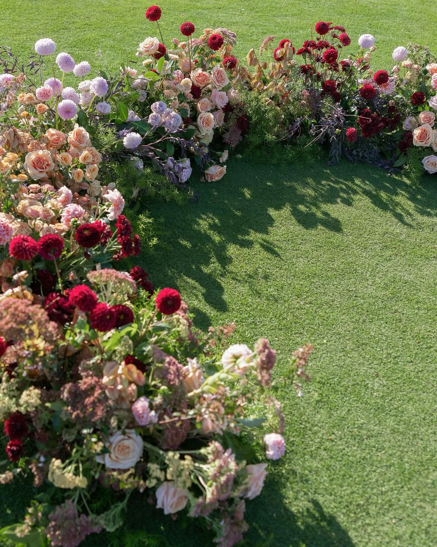 Always a sucker for a beautiful fall palette. Loved these tones and floral design by @figeventco for Colleen &amp; Jordan ❤️

Venue: @montecitoclub 
Planning &amp; Design: @janealexandraevents 
Photography: @geoffandlyndsi 
Videography: @natalieweldo
