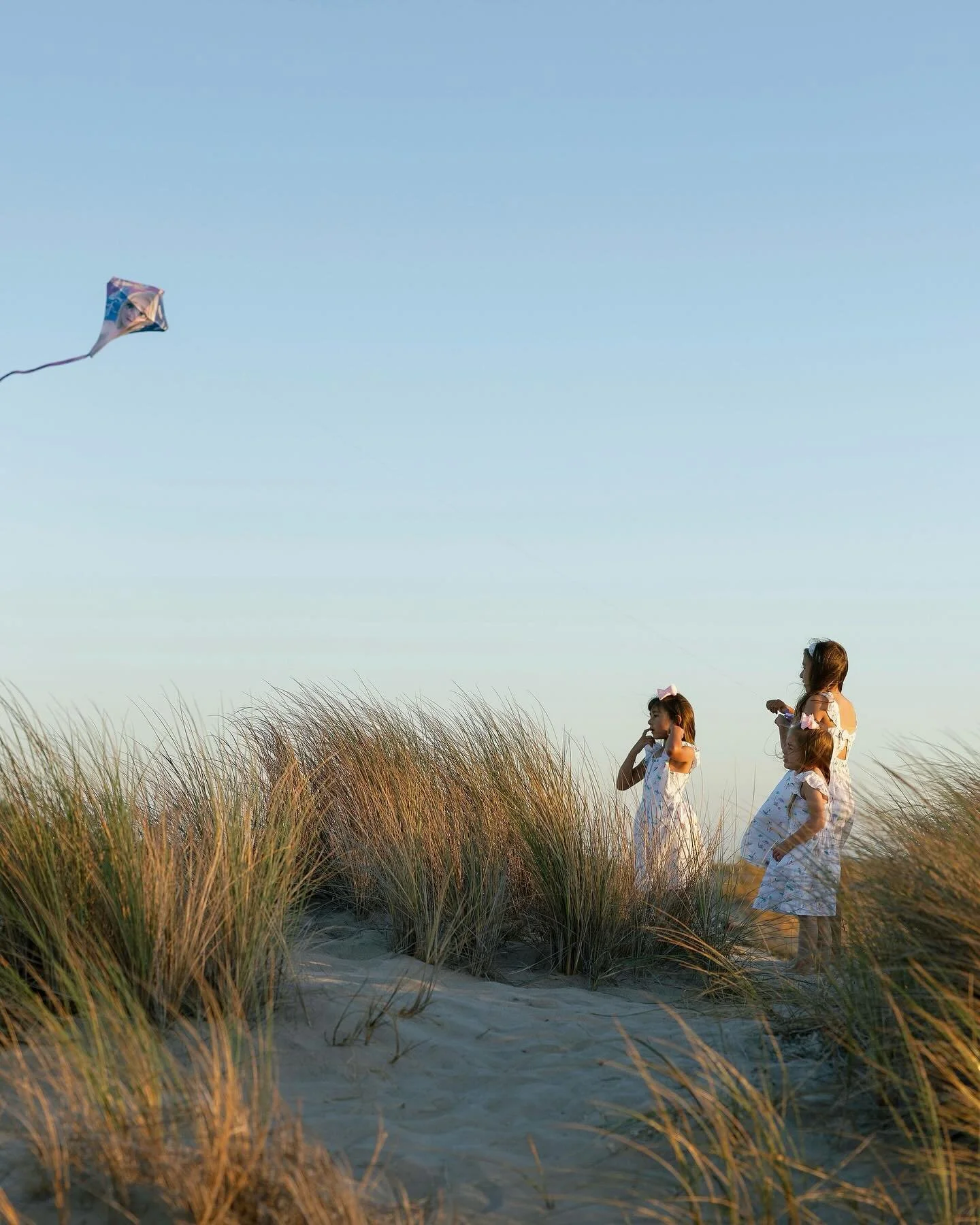 So much fun on the beach with Guglielmo family! They added two more tiny humans to the mix since the last time we photographed this sweet bunch 🤎