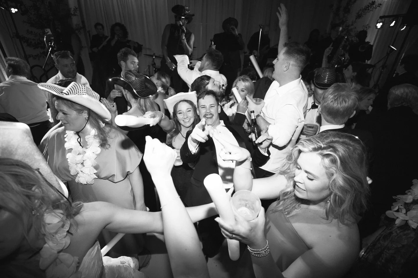 Nothing like a live band! Excited for more packed dance floors in 2026 ⚡️❤️&zwj;🔥

Venue: @wynlakesgcc 
Planning: @jackiefrontiero 
Photography: @geoffandlyndsi 
Videography: @lancehollowayproductions 
Sound: @toptiermontgomery 
Bentley: @coatscars 