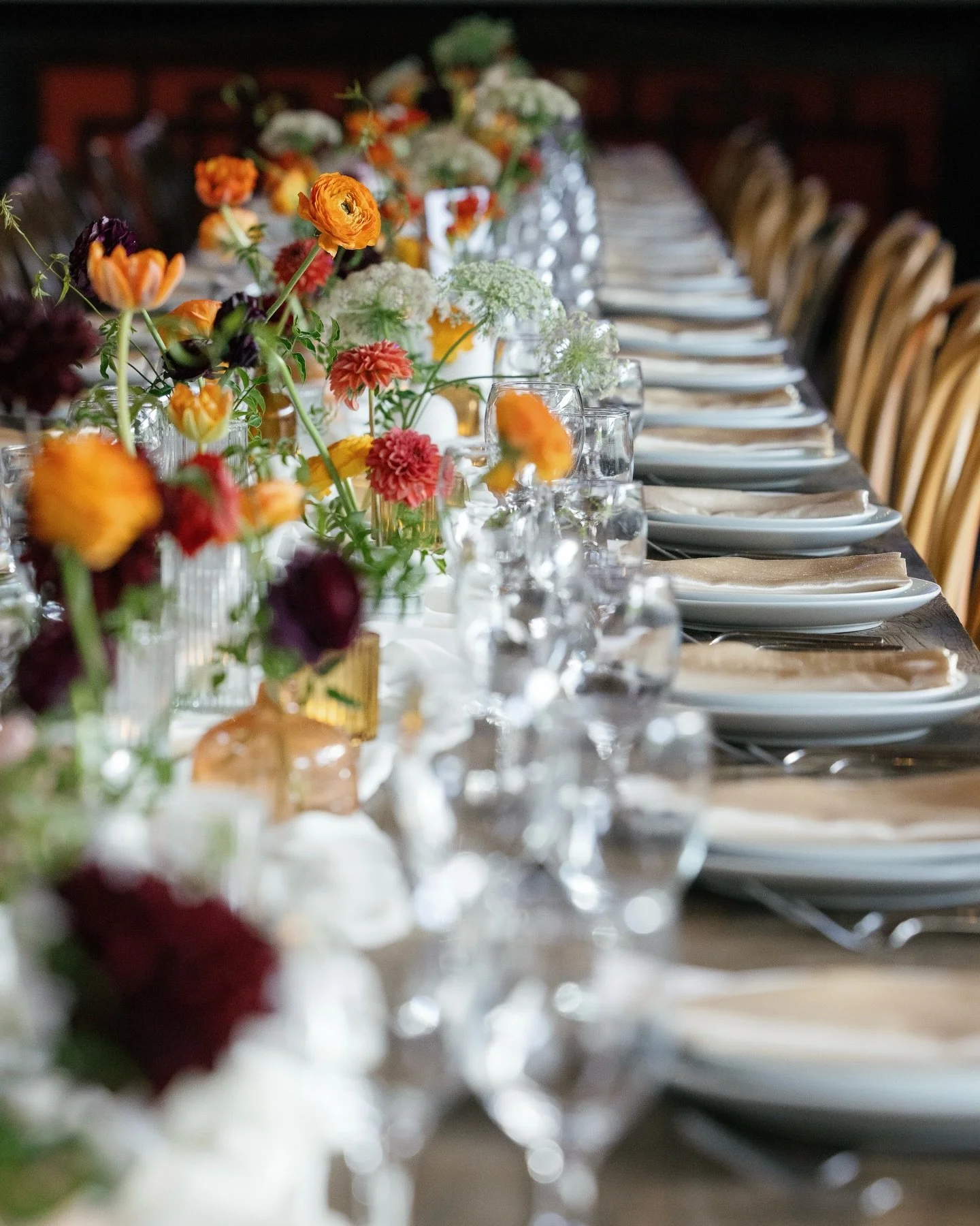 This color palette was giving sunset and we couldn&rsquo;t love it more. Beautiful florals by @thelittlebranch 💛❤️🧡