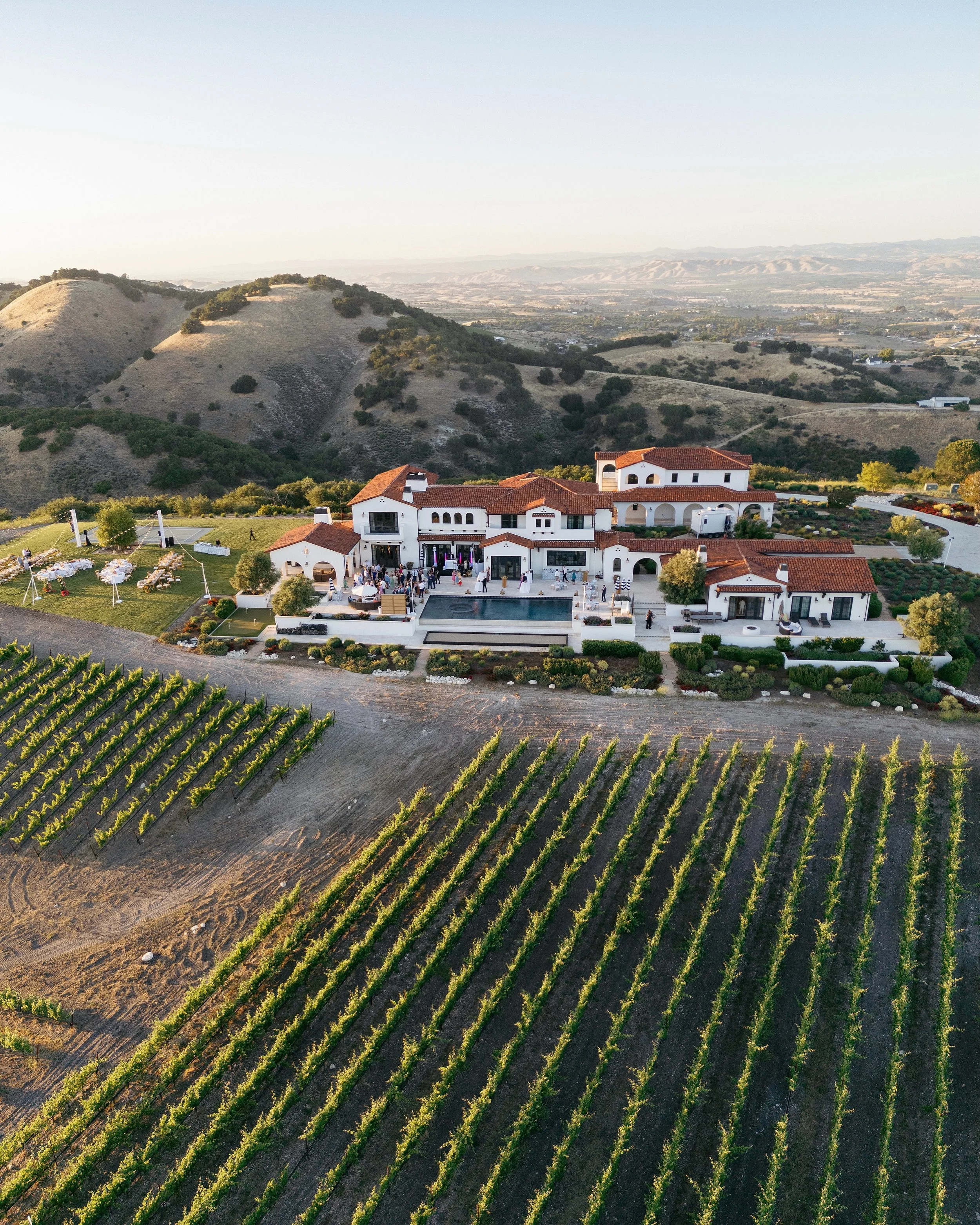 Golden hour in Paso Robles ✨

Venue: @cientocellars 
Photography: @geoffandlyndsi 
Planning &amp; Design: @blissproductions 
Florals: @bright_floral 
Rentals: @brighteventrentals 
Videography: @perfectunionfilms 
Linens: @bbjlatavola 
Bar: @thetipsyt