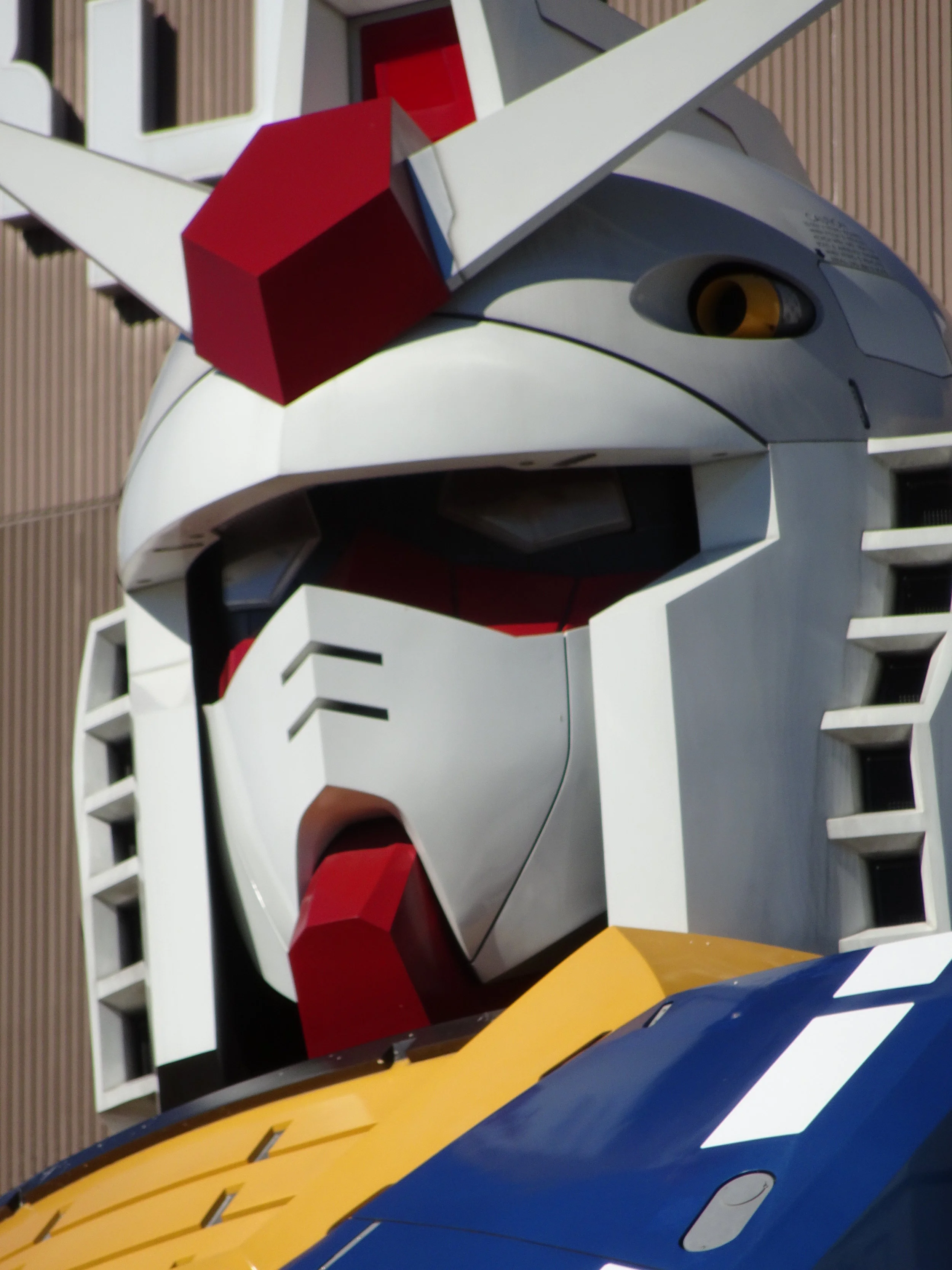 RX-78-2 Gundam 1-1 Statue - 004.jpg