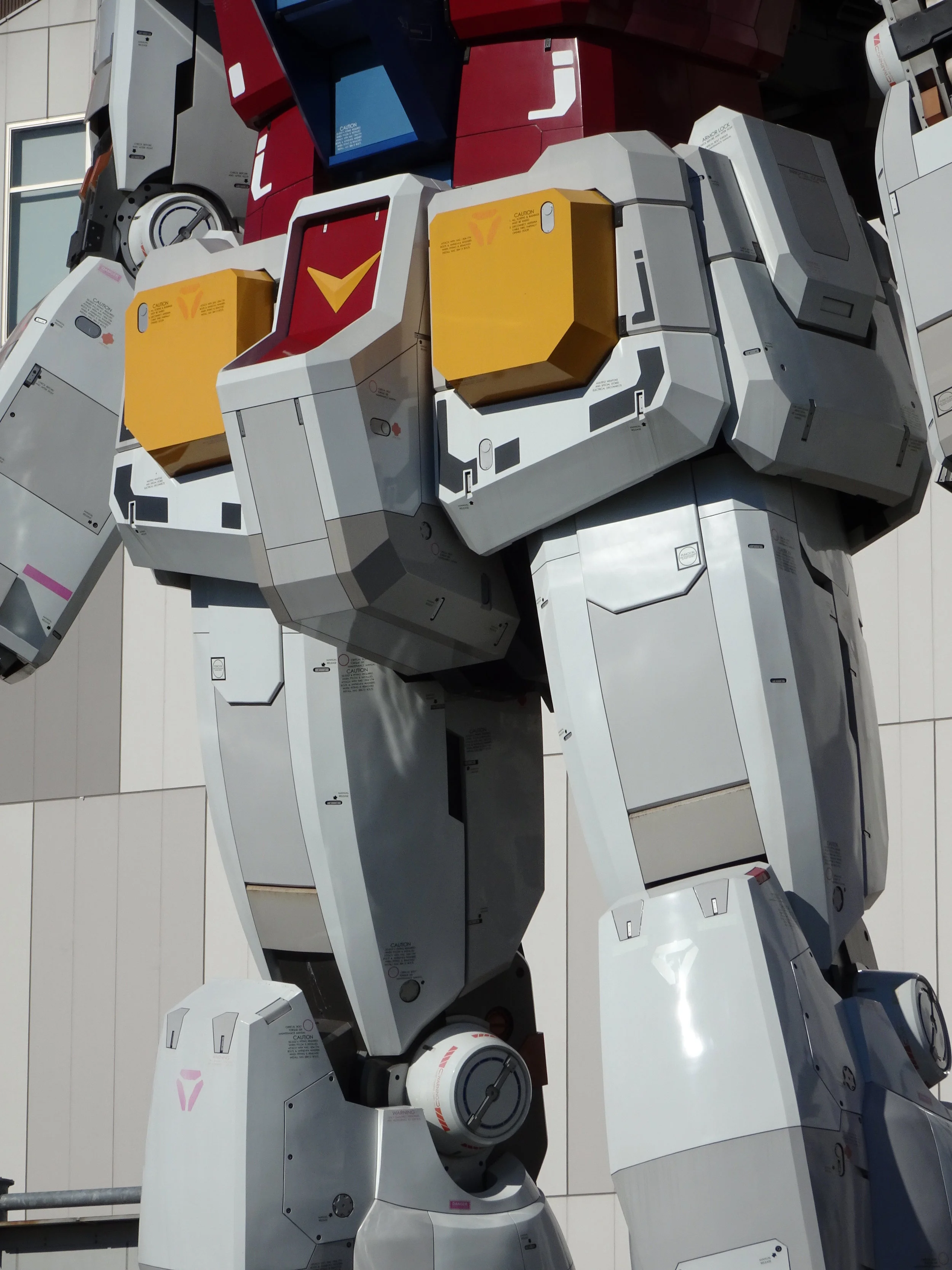 RX-78-2 Gundam 1-1 Statue - 008.jpg