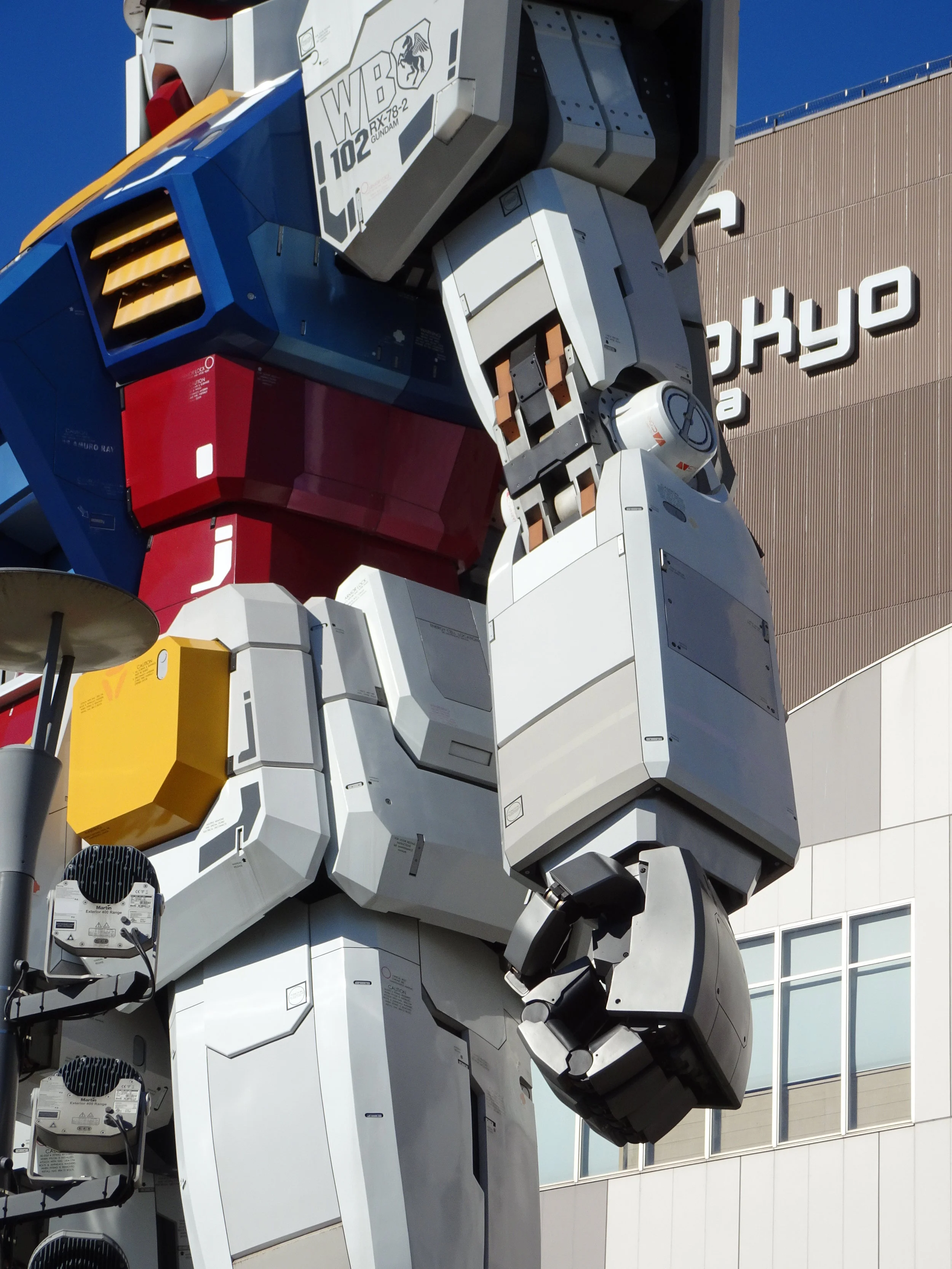 RX-78-2 Gundam 1-1 Statue - 010.jpg
