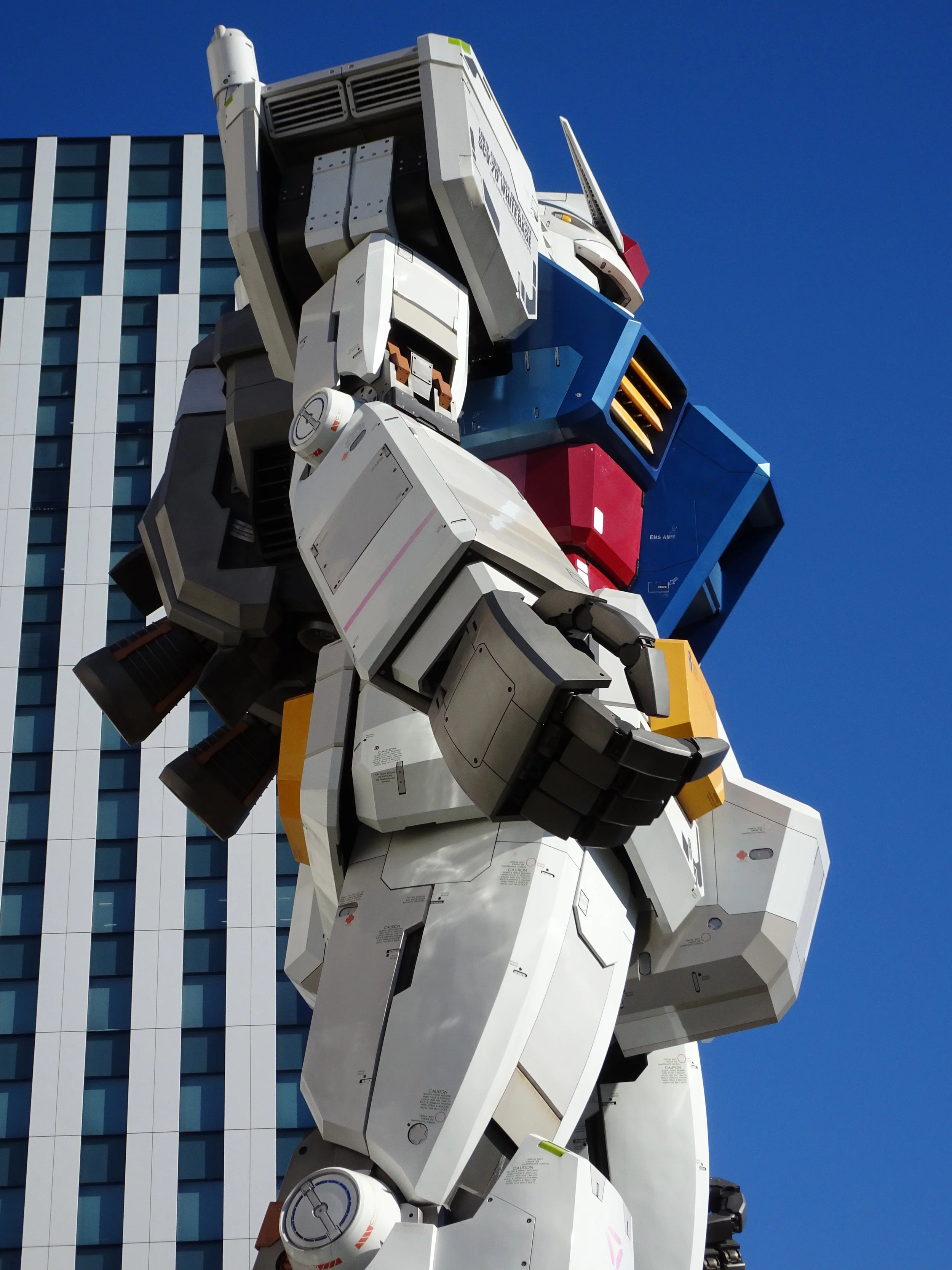 RX-78-2 Gundam 1-1 Statue - 024.jpg
