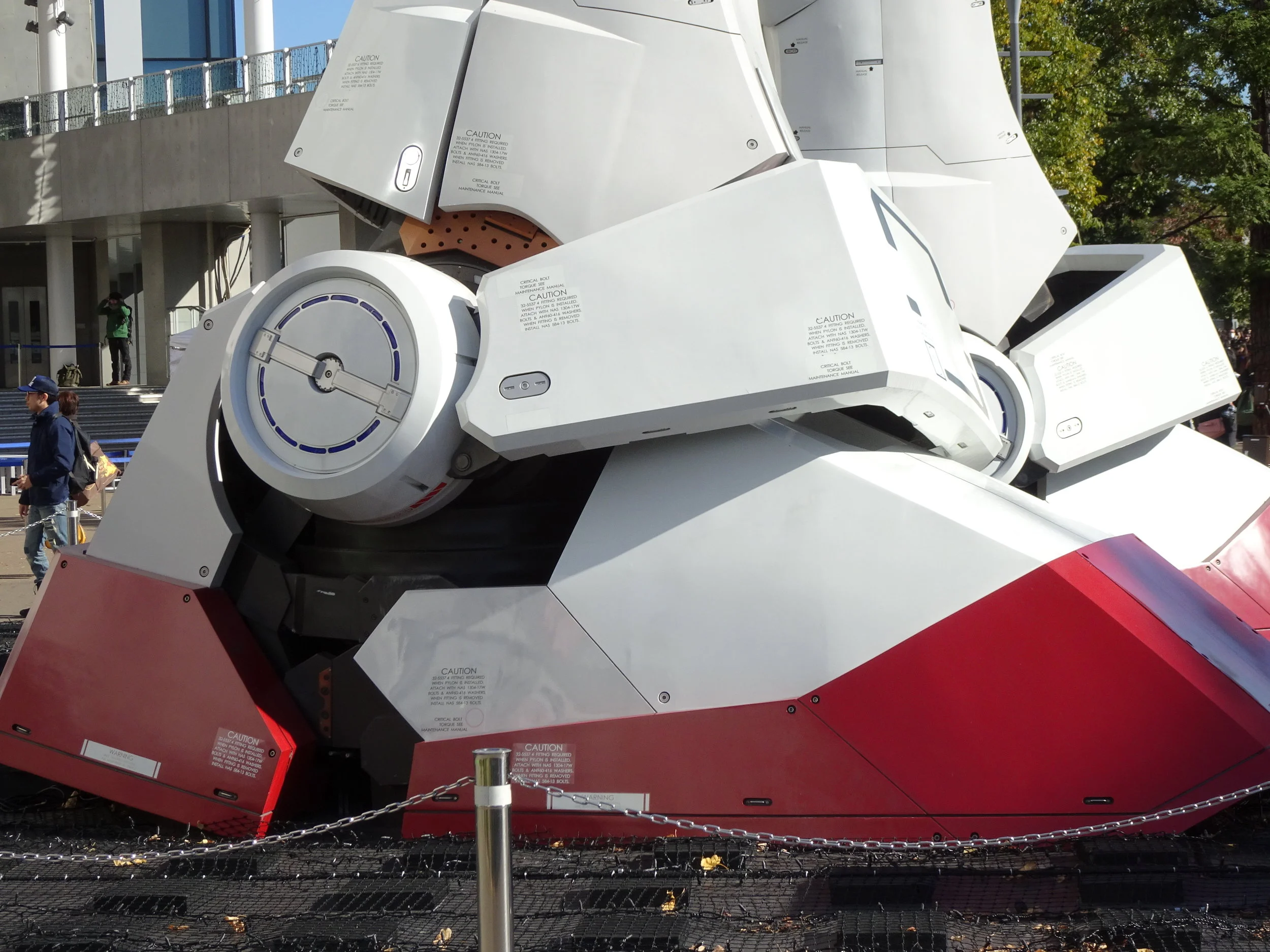 RX-78-2 Gundam 1-1 Statue - 033.jpg