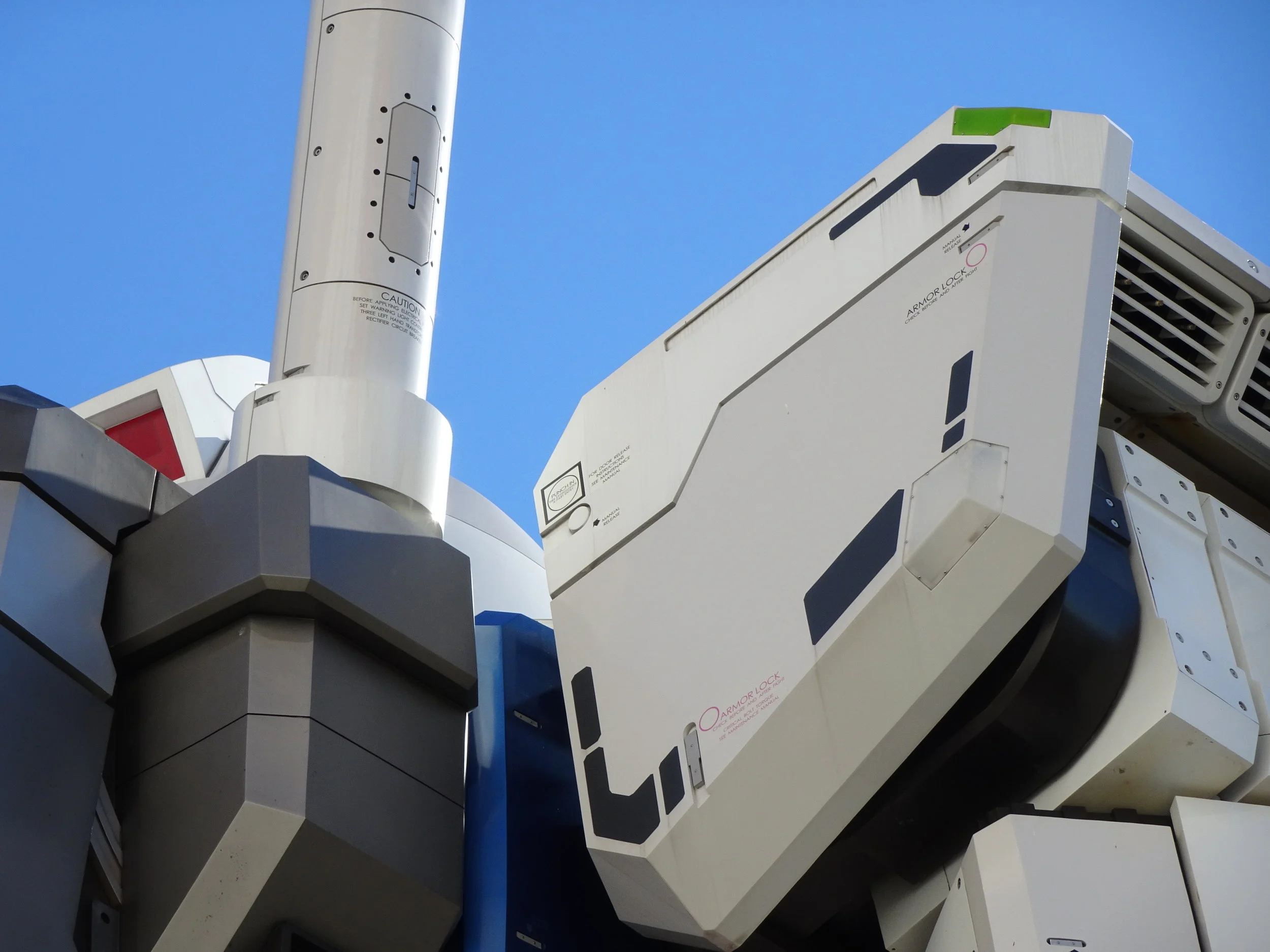 RX-78-2 Gundam 1-1 Statue - 039.jpg
